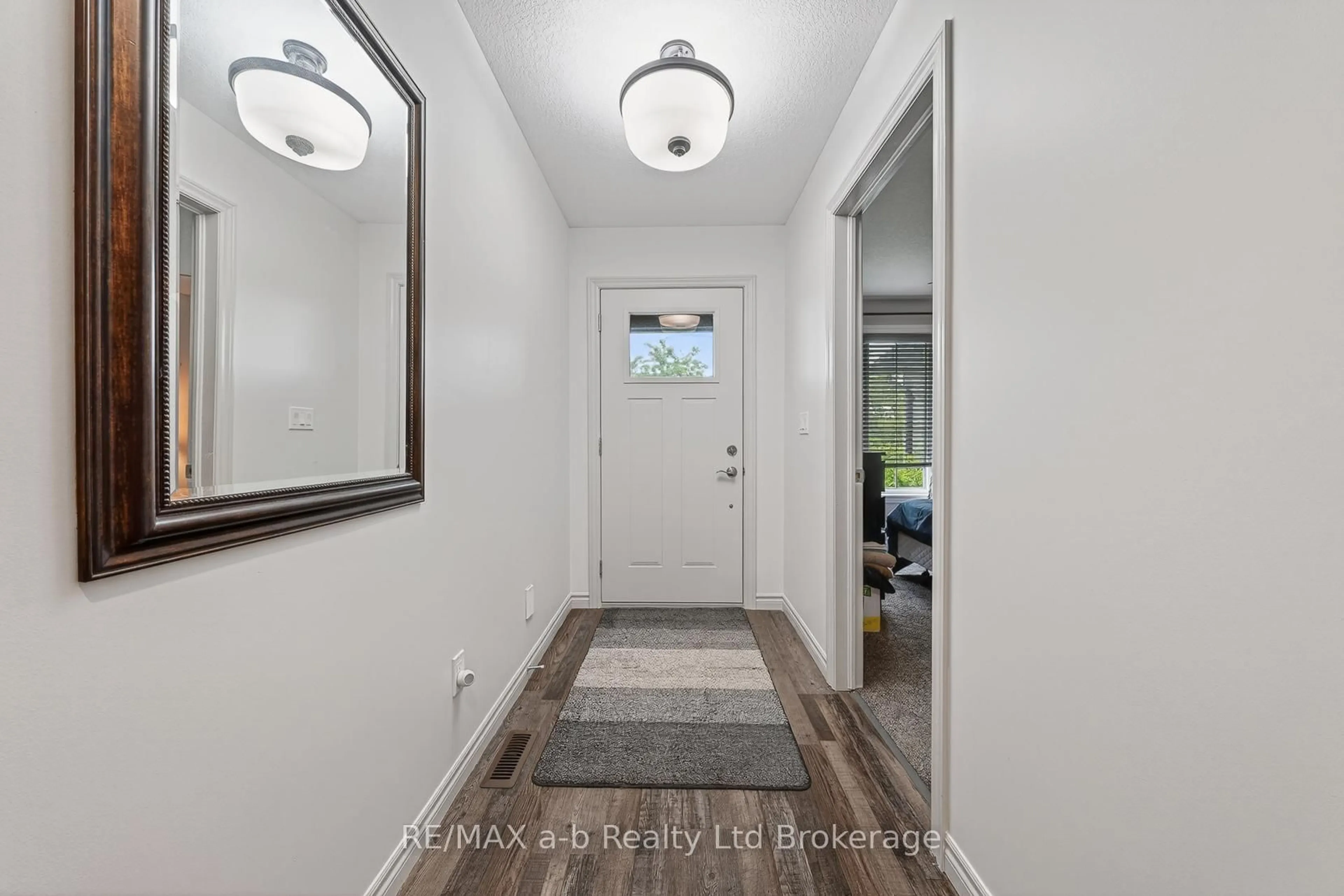 Indoor entryway for 253 Charles St, Ingersoll Ontario N5C 2M5