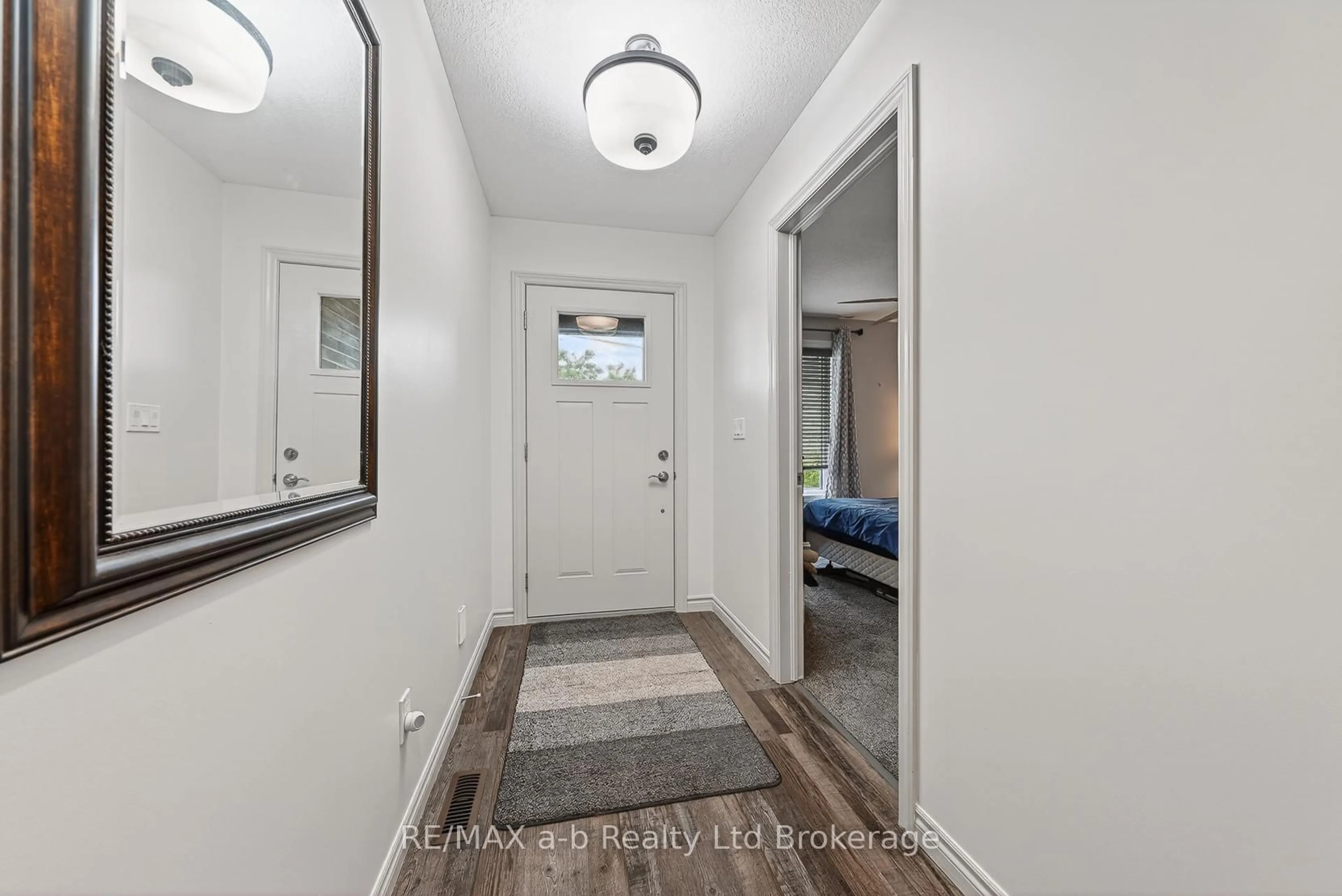 Indoor entryway for 253 Charles St, Ingersoll Ontario N5C 2M5