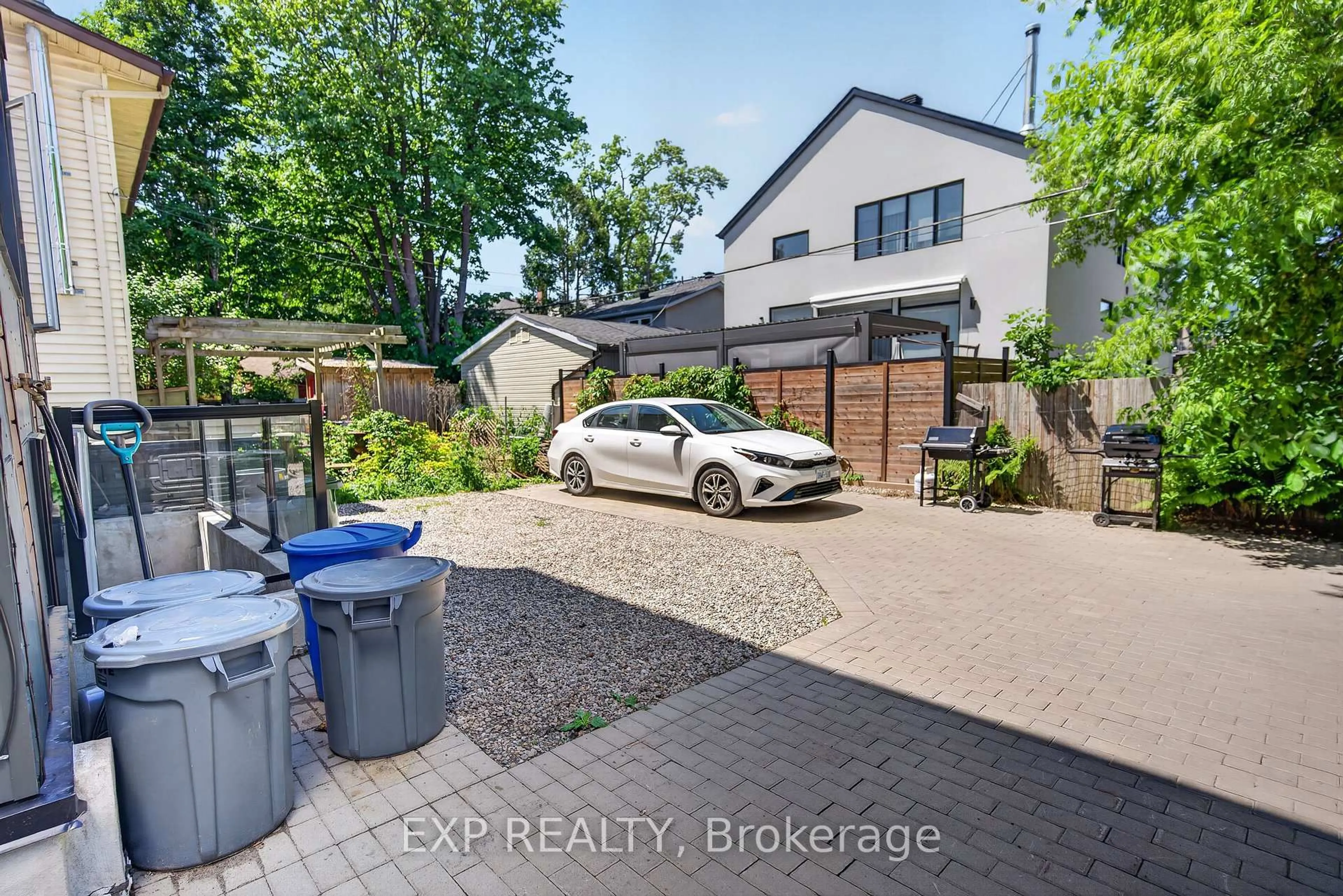 A pic from outside/outdoor area/front of a property/back of a property/a pic from drone, street for 273 DUNCAIRN Ave, Ottawa Ontario K1Z 7H1