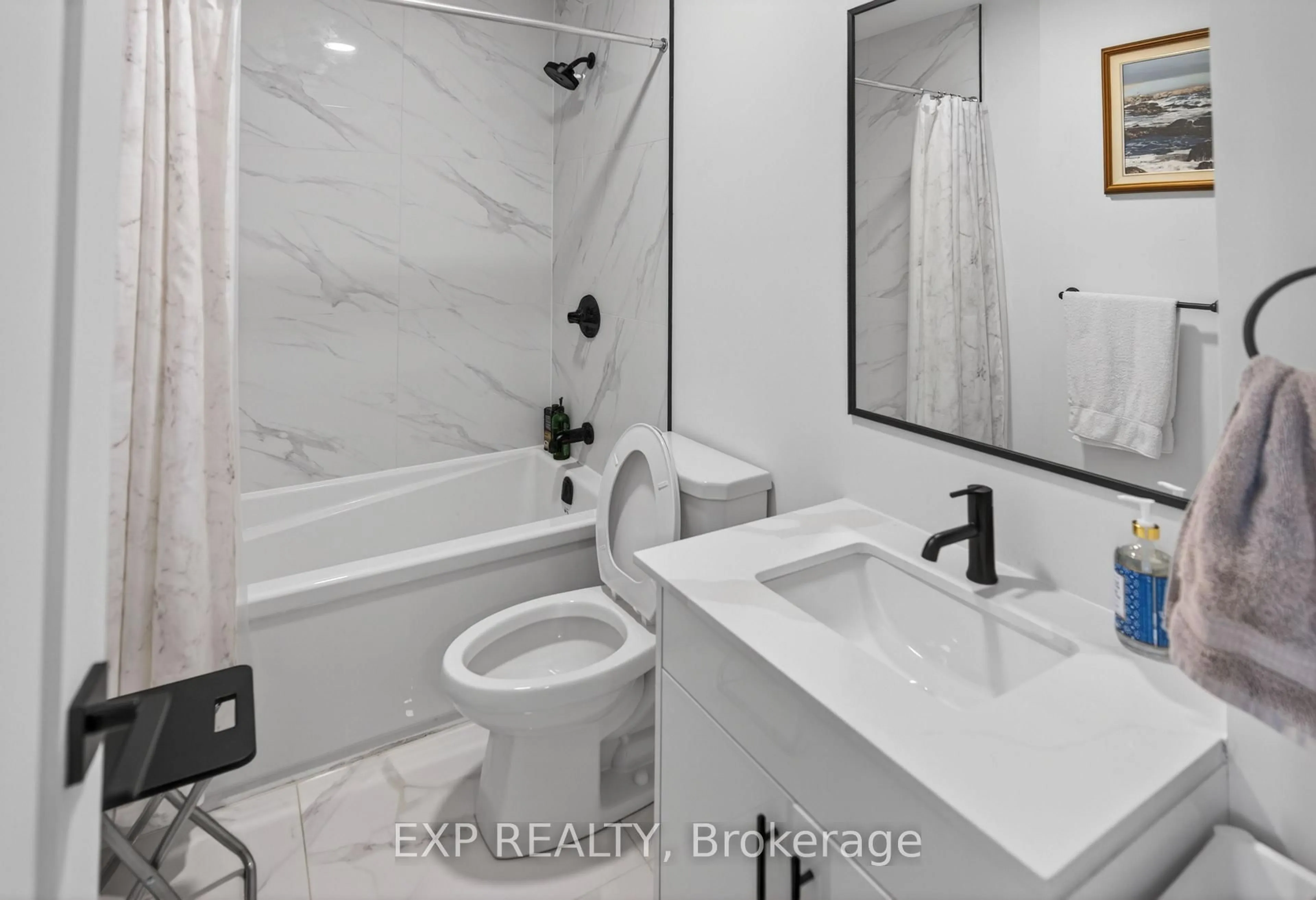 Standard bathroom, ceramic/tile floor for 273 DUNCAIRN Ave, Ottawa Ontario K1Z 7H1