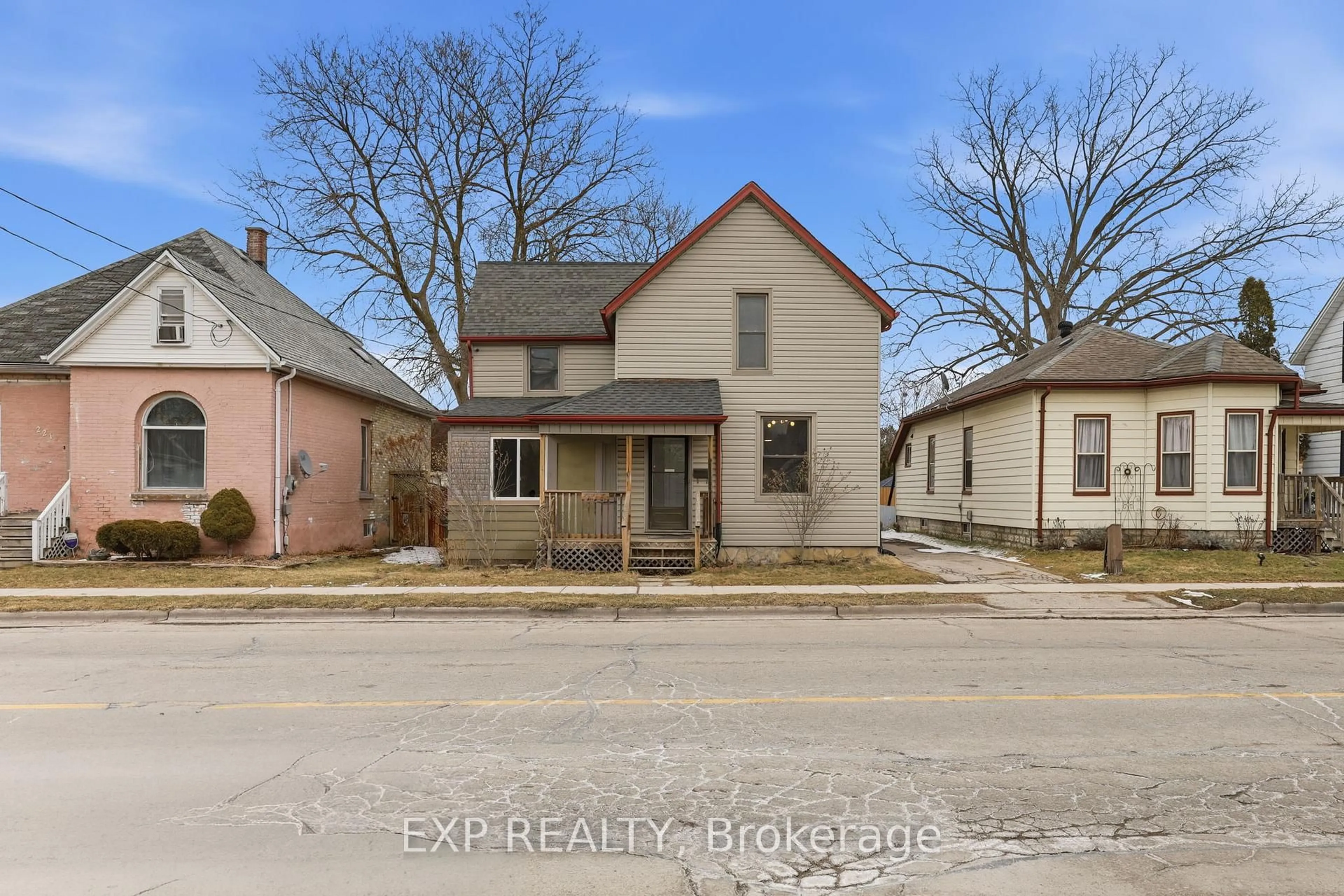 A pic from outside/outdoor area/front of a property/back of a property/a pic from drone, street for 225 Ross St, St. Thomas Ontario N5R 3Y5