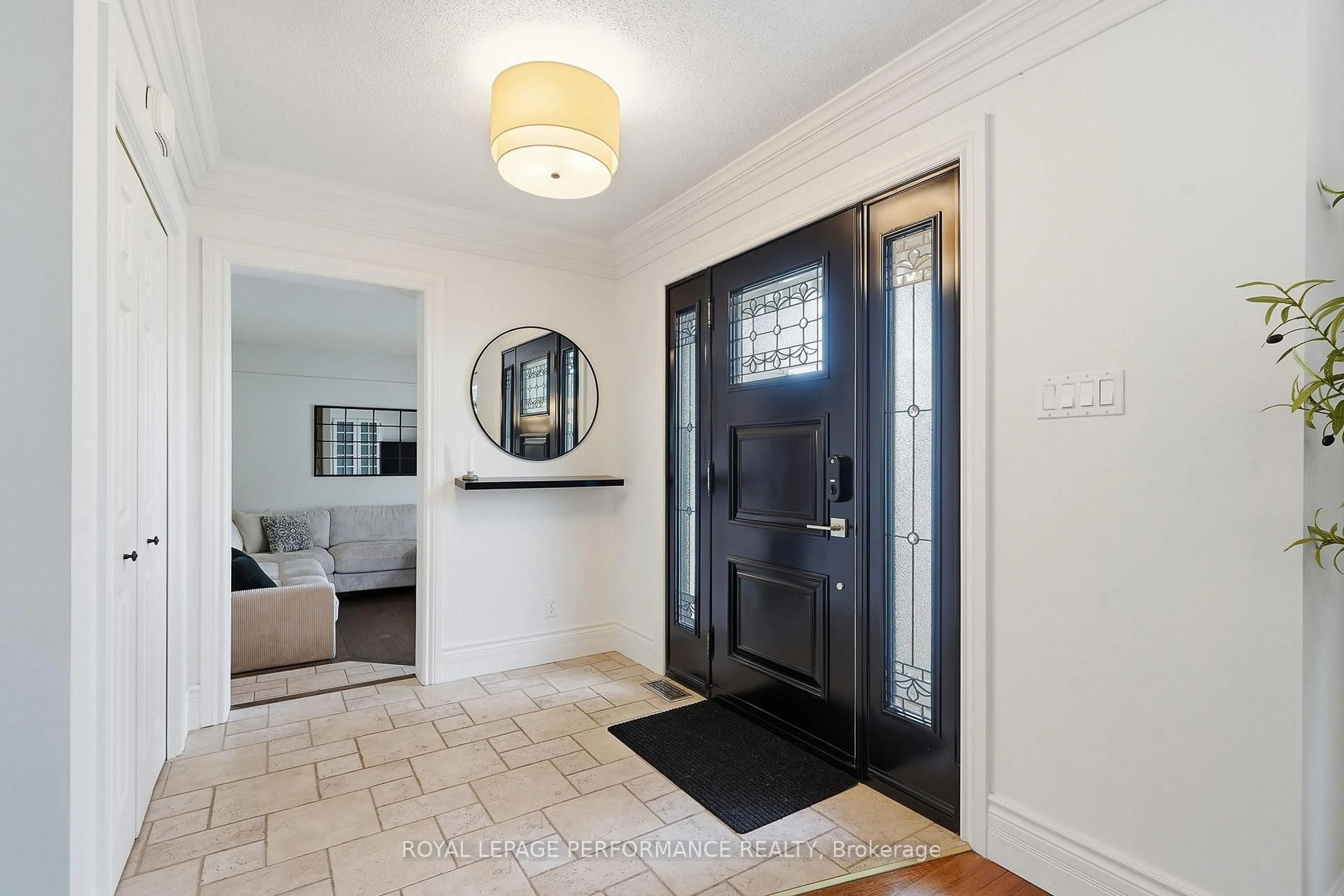 Indoor entryway for 905 Royal Ave, Hawkesbury Ontario K6A 3J8