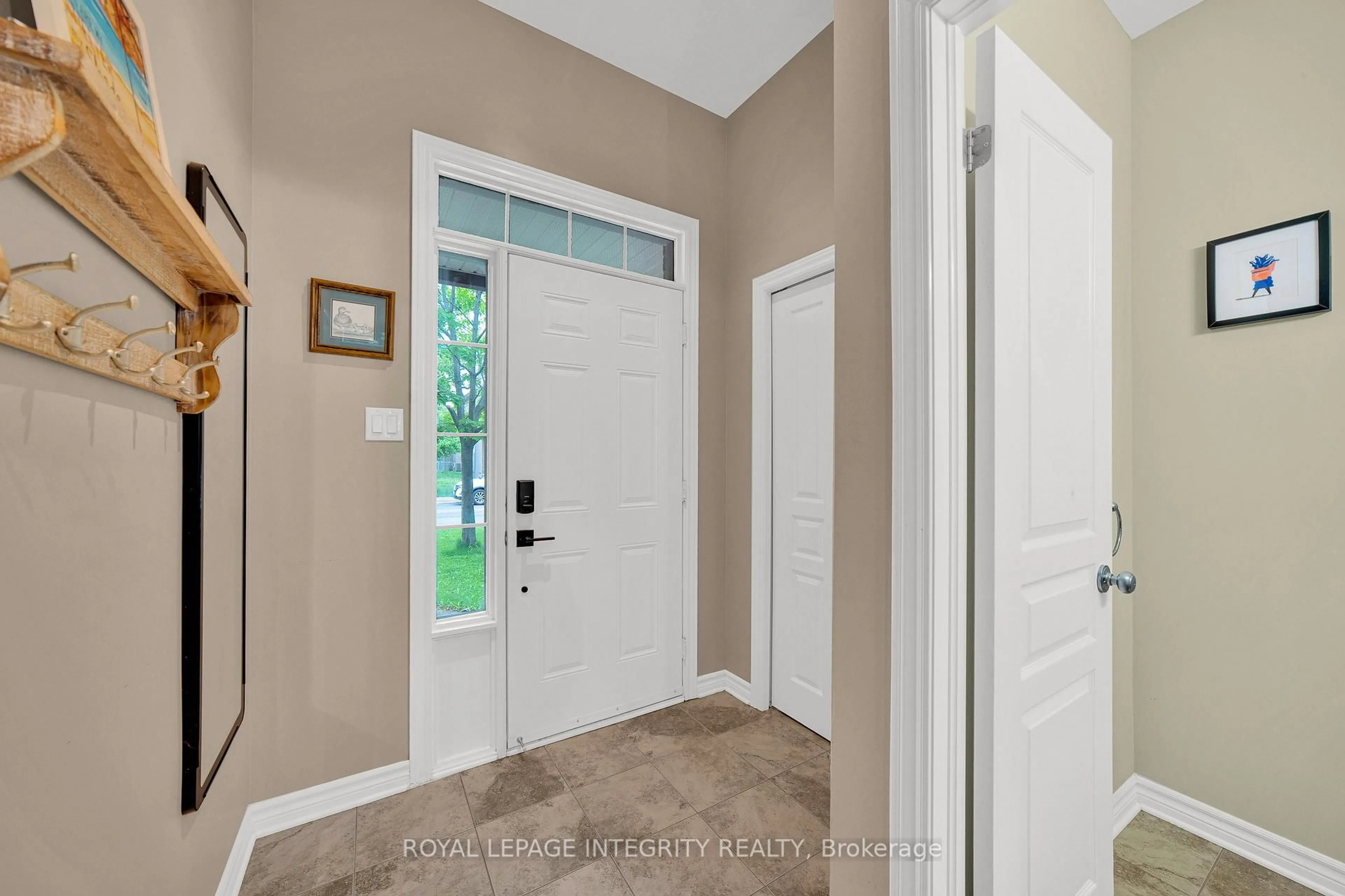 Indoor entryway for 25 Madelon Dr, Ottawa Ontario K2J 5C7