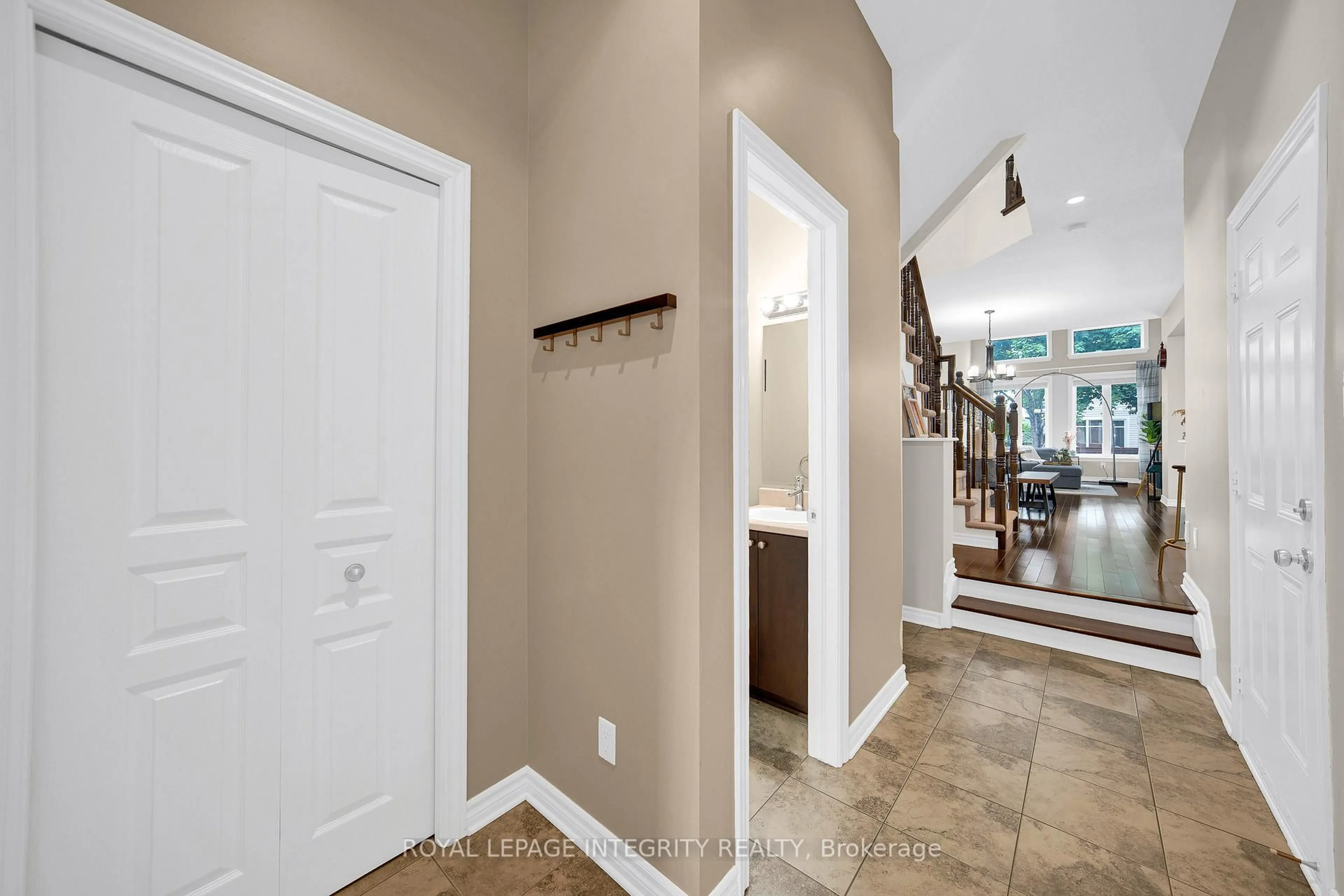 Indoor entryway for 25 Madelon Dr, Ottawa Ontario K2J 5C7