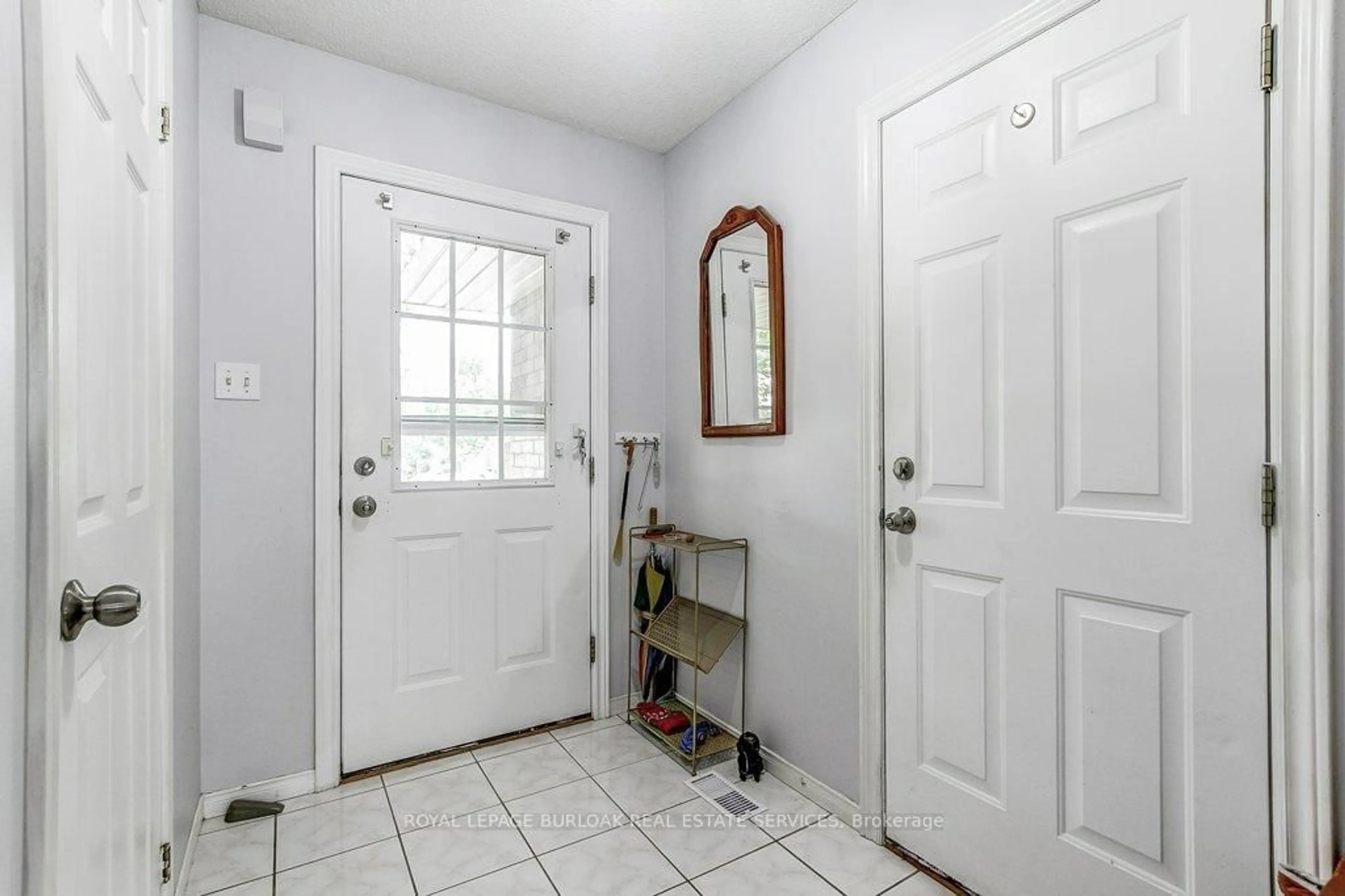 Indoor entryway for 40 Braemar Ave #5, Haldimand Ontario N3W 2N1
