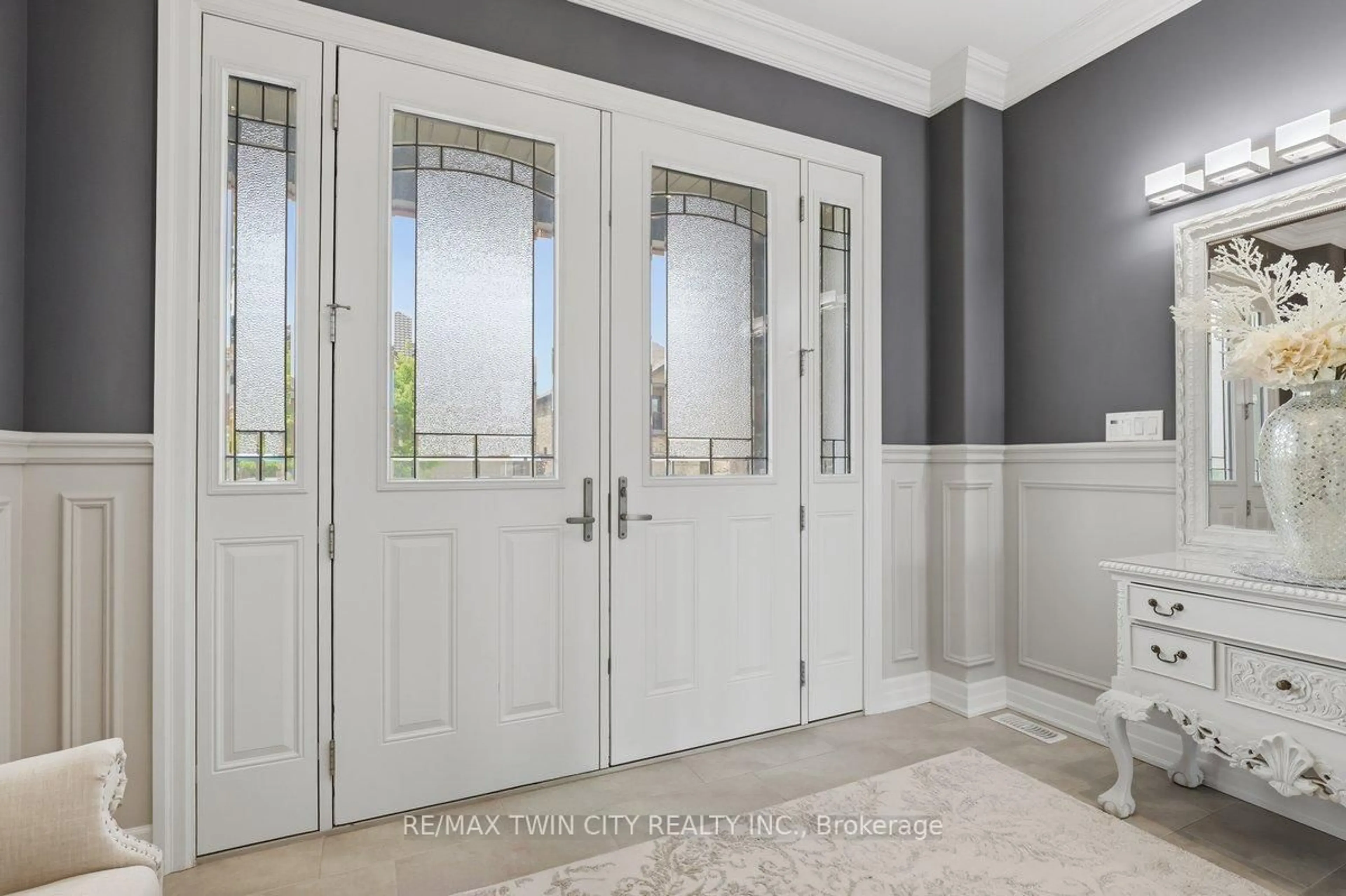 Indoor entryway for 550 Brittania Cres, Kitchener Ontario N2R 0B1