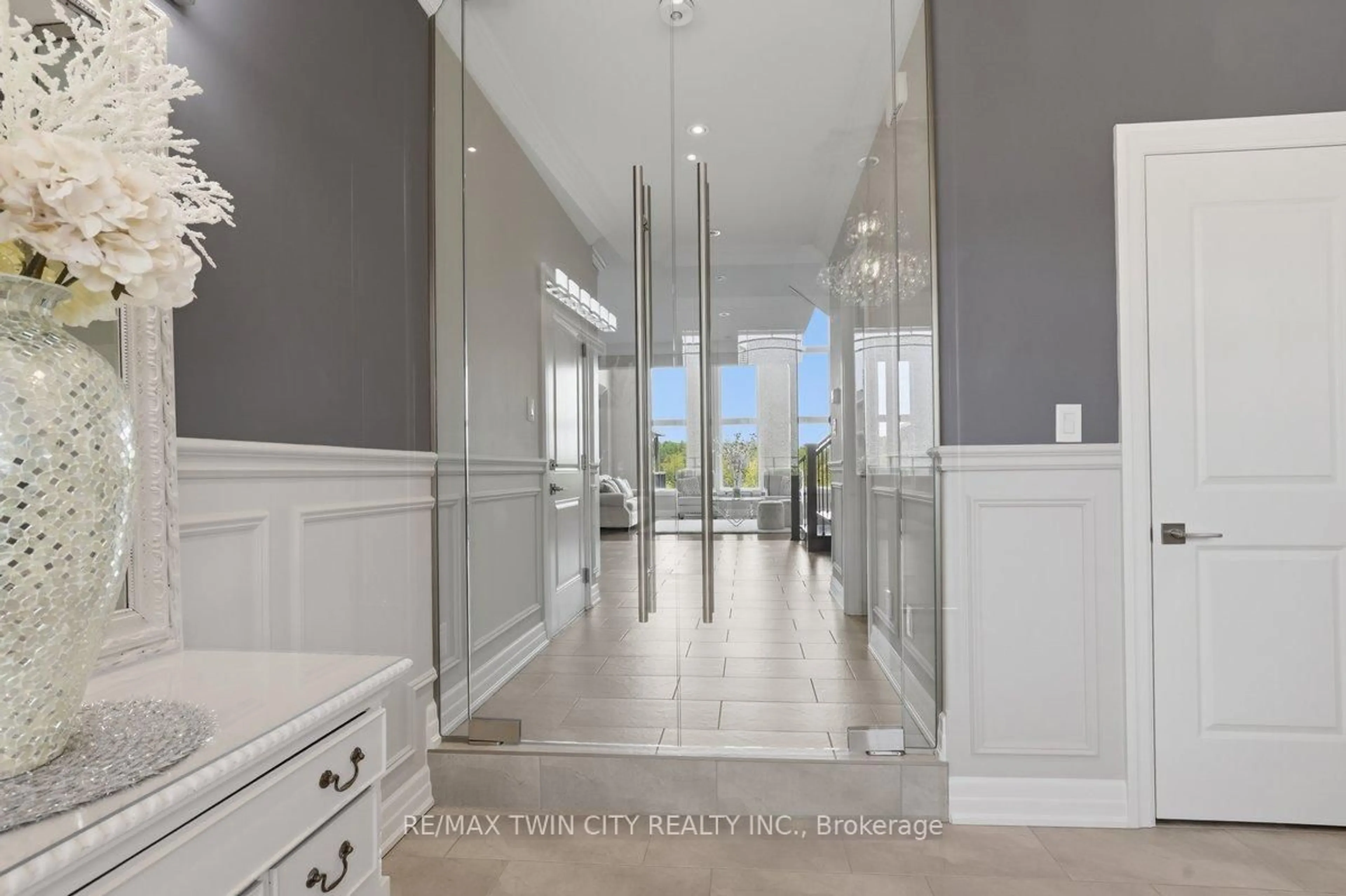 Indoor entryway for 550 Brittania Cres, Kitchener Ontario N2R 0B1