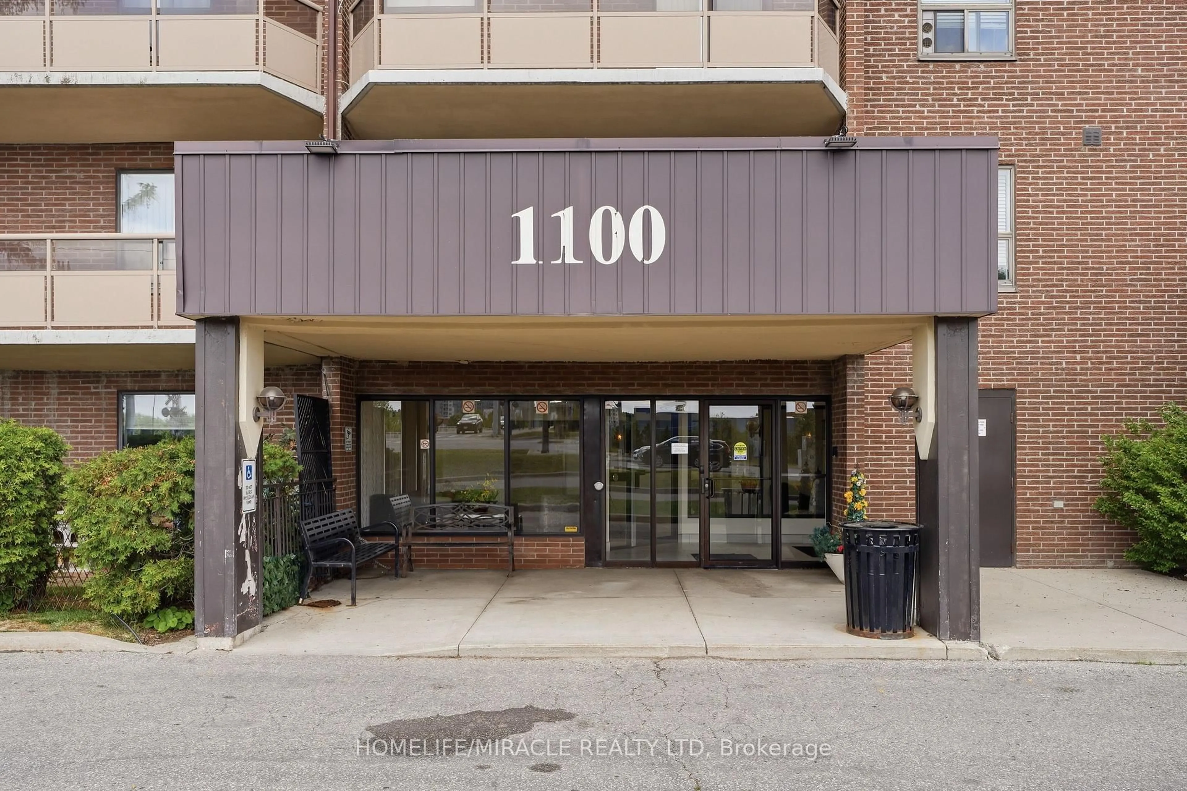 Indoor foyer for 1100 Courtland Ave #809, Kitchener Ontario N2C 2H9