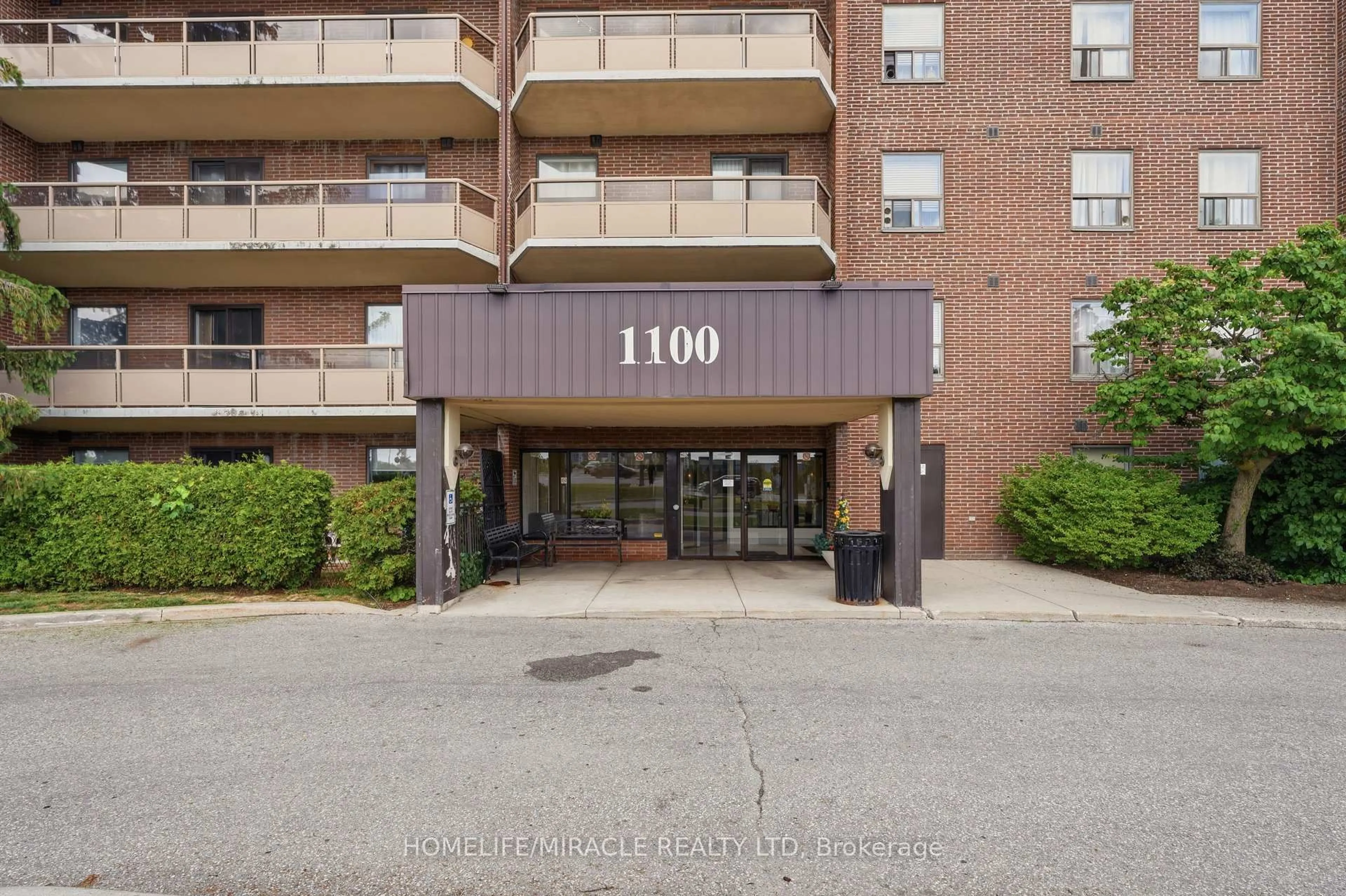 Indoor foyer for 1100 Courtland Ave #809, Kitchener Ontario N2C 2H9