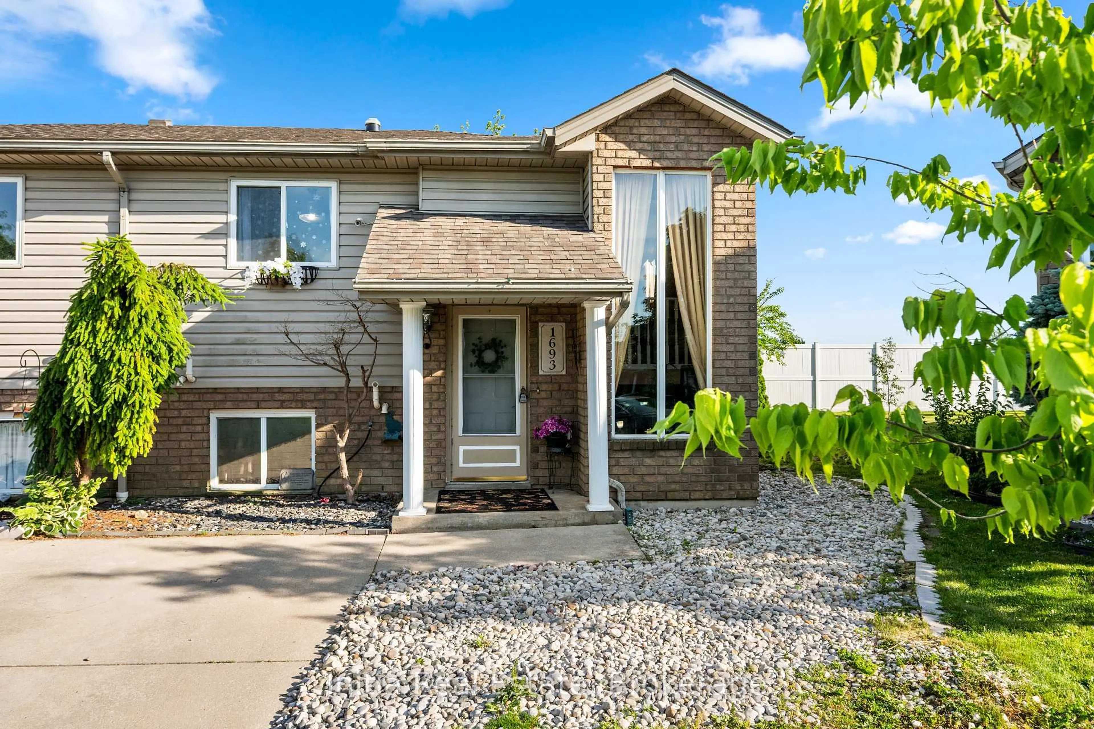 Home with vinyl exterior material, unknown for 1693 Fieldcrest Lane, Tecumseh Ontario N8N 4Z8