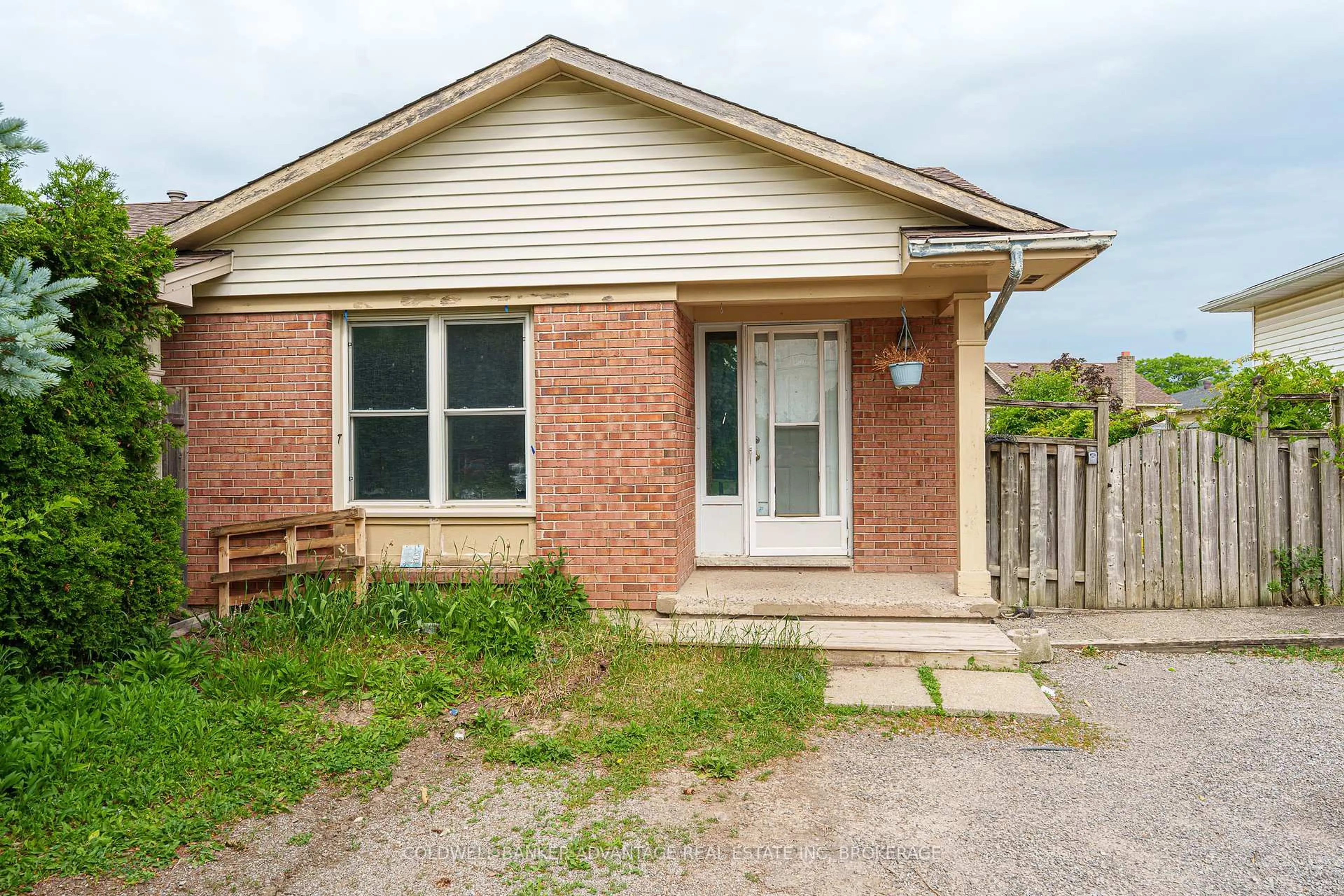 Home with brick exterior material, street for 86 Autumn Pl, St. Catharines Ontario L2P 3W8