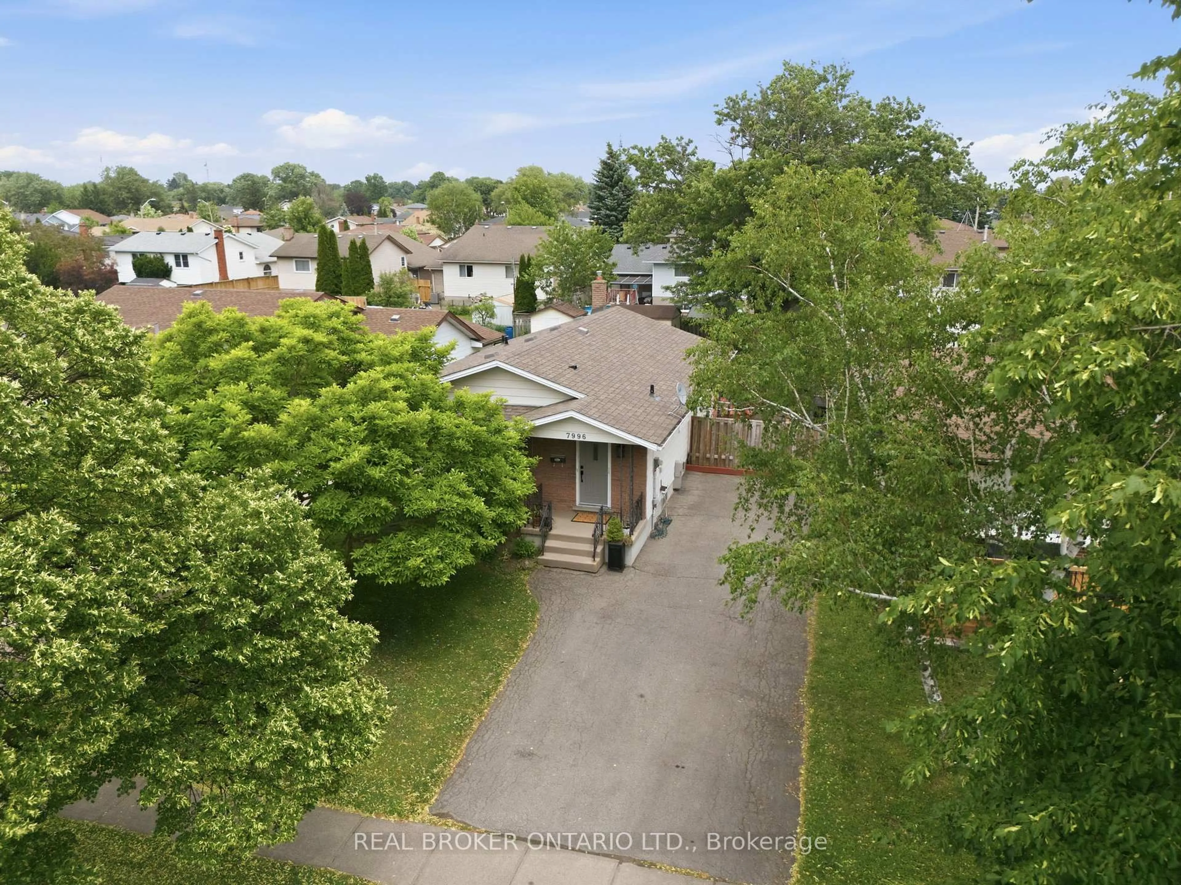 A pic from outside/outdoor area/front of a property/back of a property/a pic from drone, street for 7996 Paddock Tr, Niagara Falls Ontario L2H 1X2