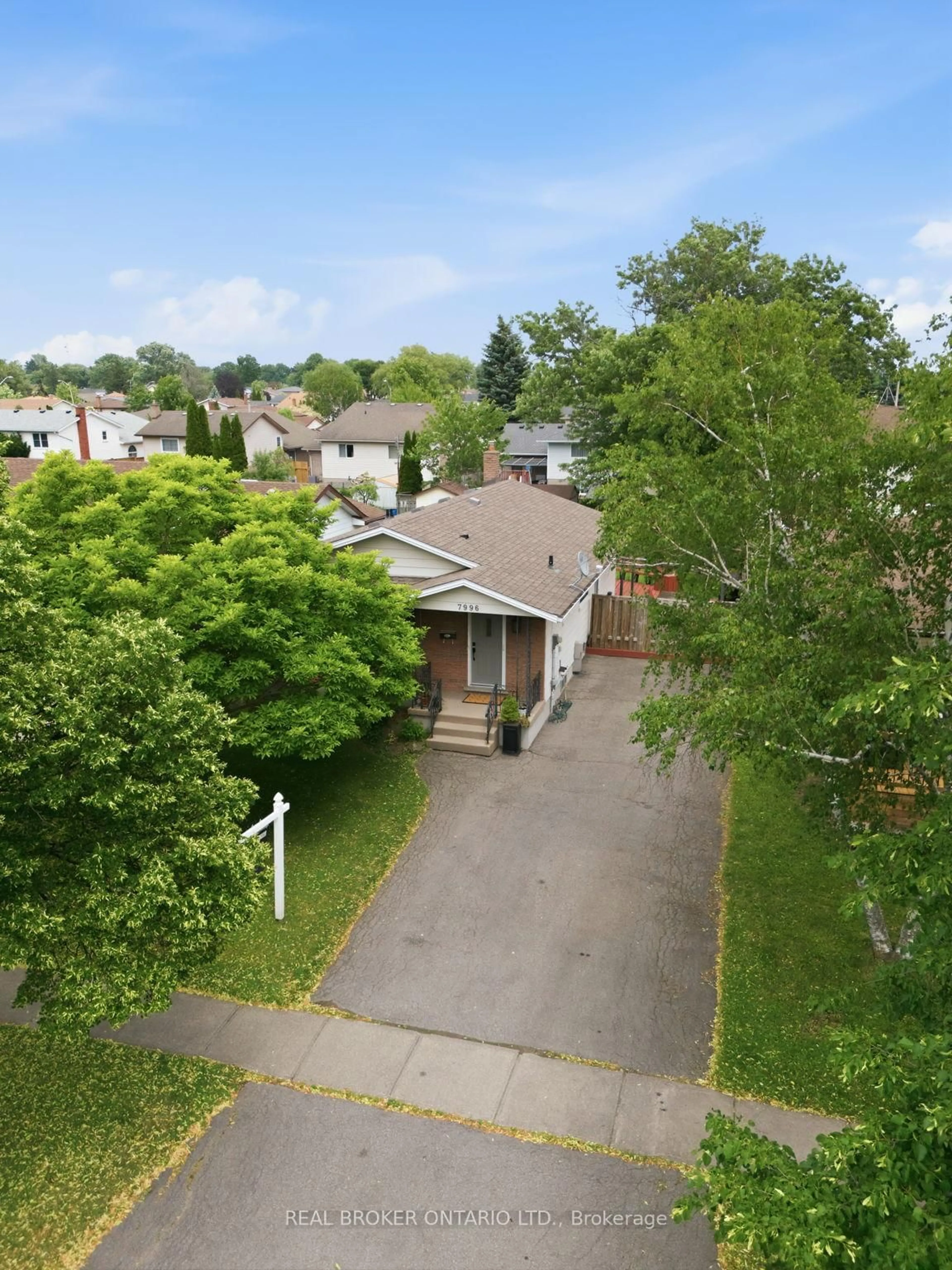 A pic from outside/outdoor area/front of a property/back of a property/a pic from drone, street for 7996 Paddock Tr, Niagara Falls Ontario L2H 1X2