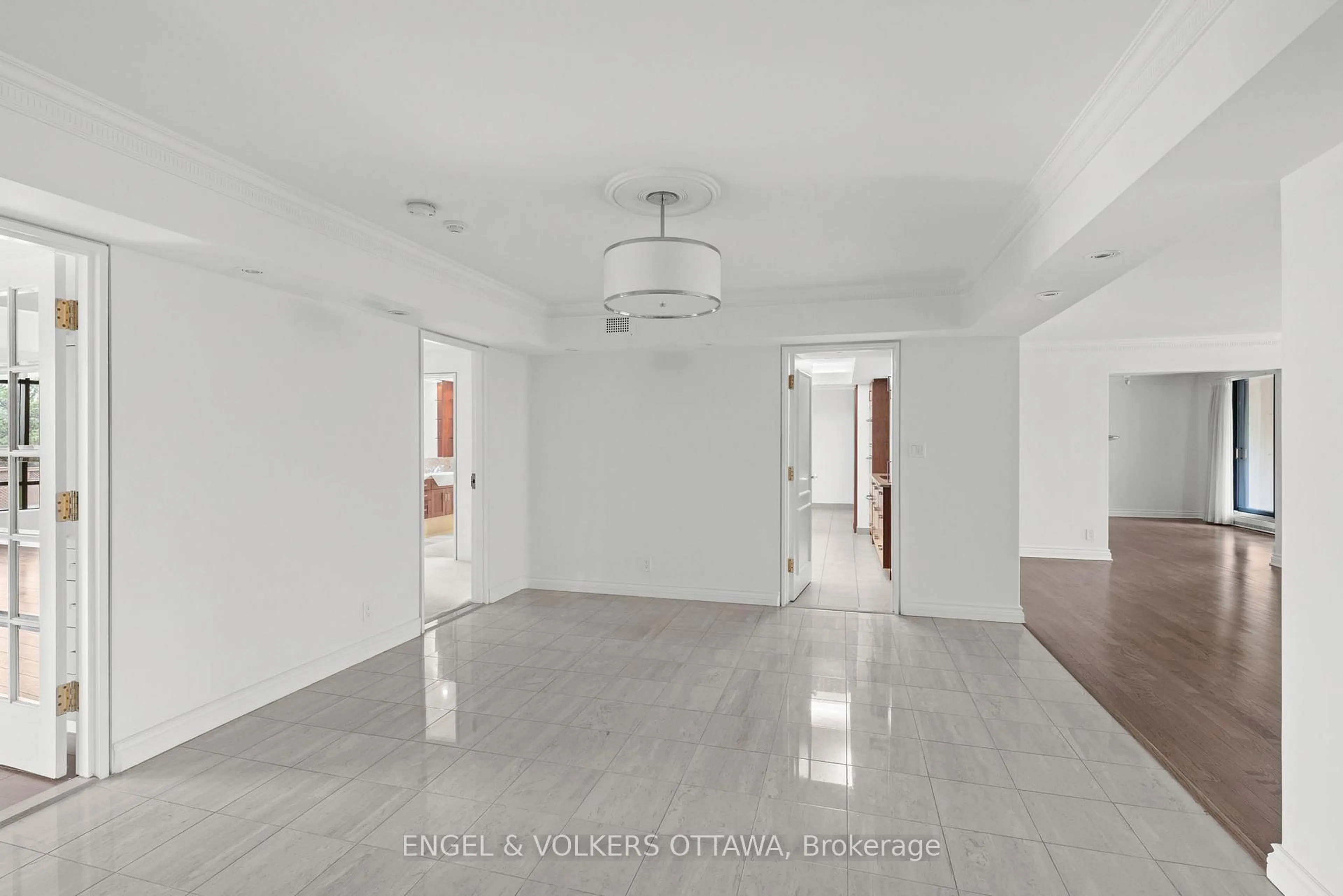 Indoor foyer for 111 Echo Dr #406, Ottawa Ontario K1S 5K8