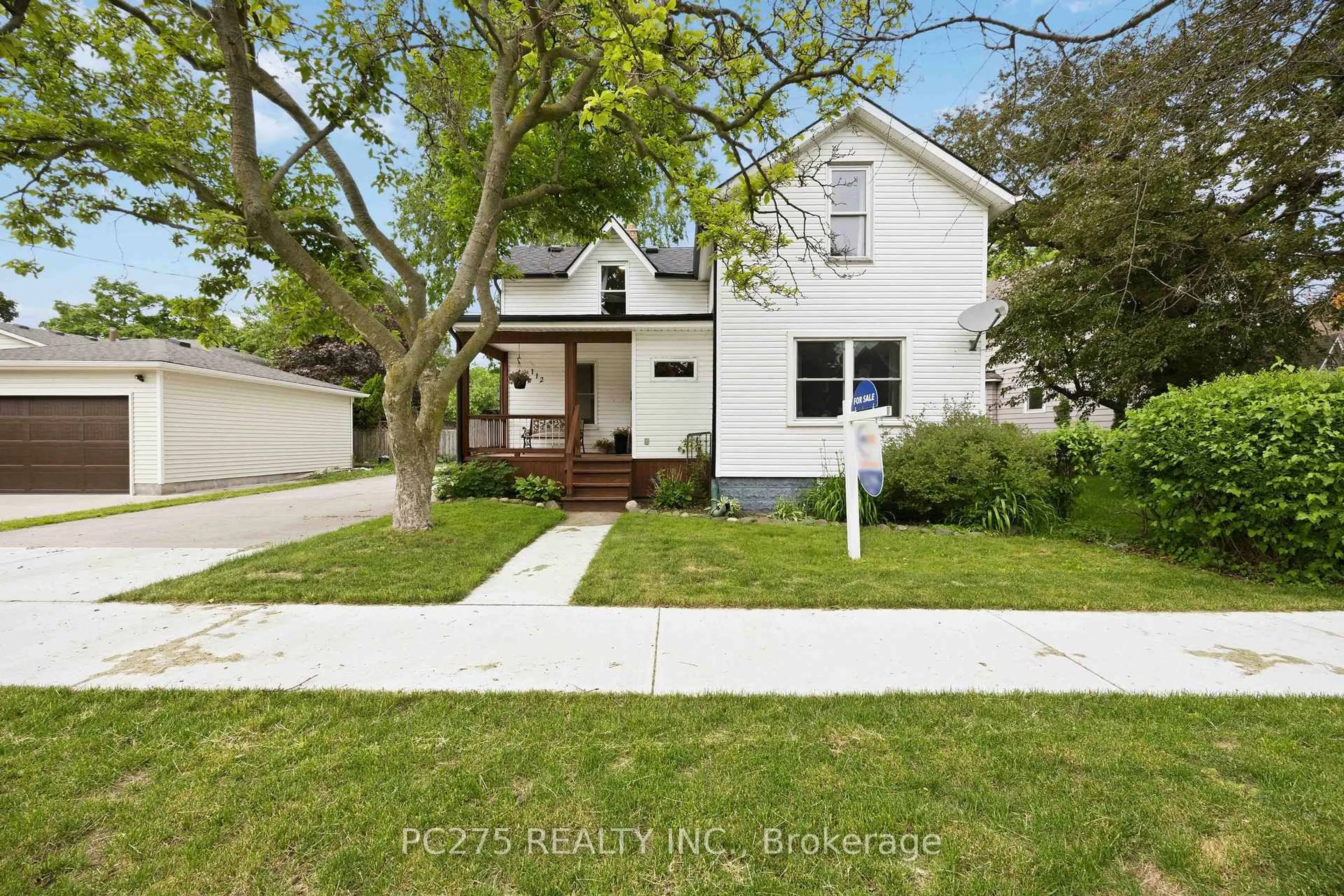 A pic from outside/outdoor area/front of a property/back of a property/a pic from drone, street for 112 Essex St, Sarnia Ontario N7T 4R7