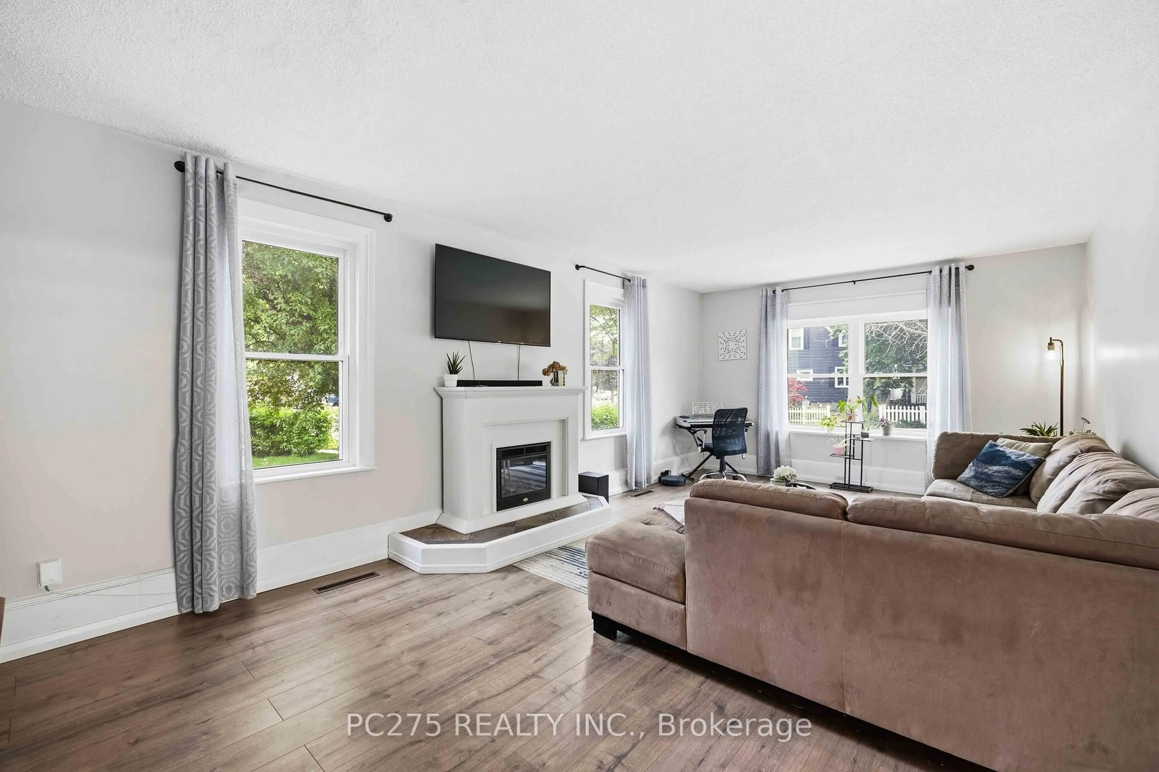 Living room with furniture, unknown for 112 Essex St, Sarnia Ontario N7T 4R7