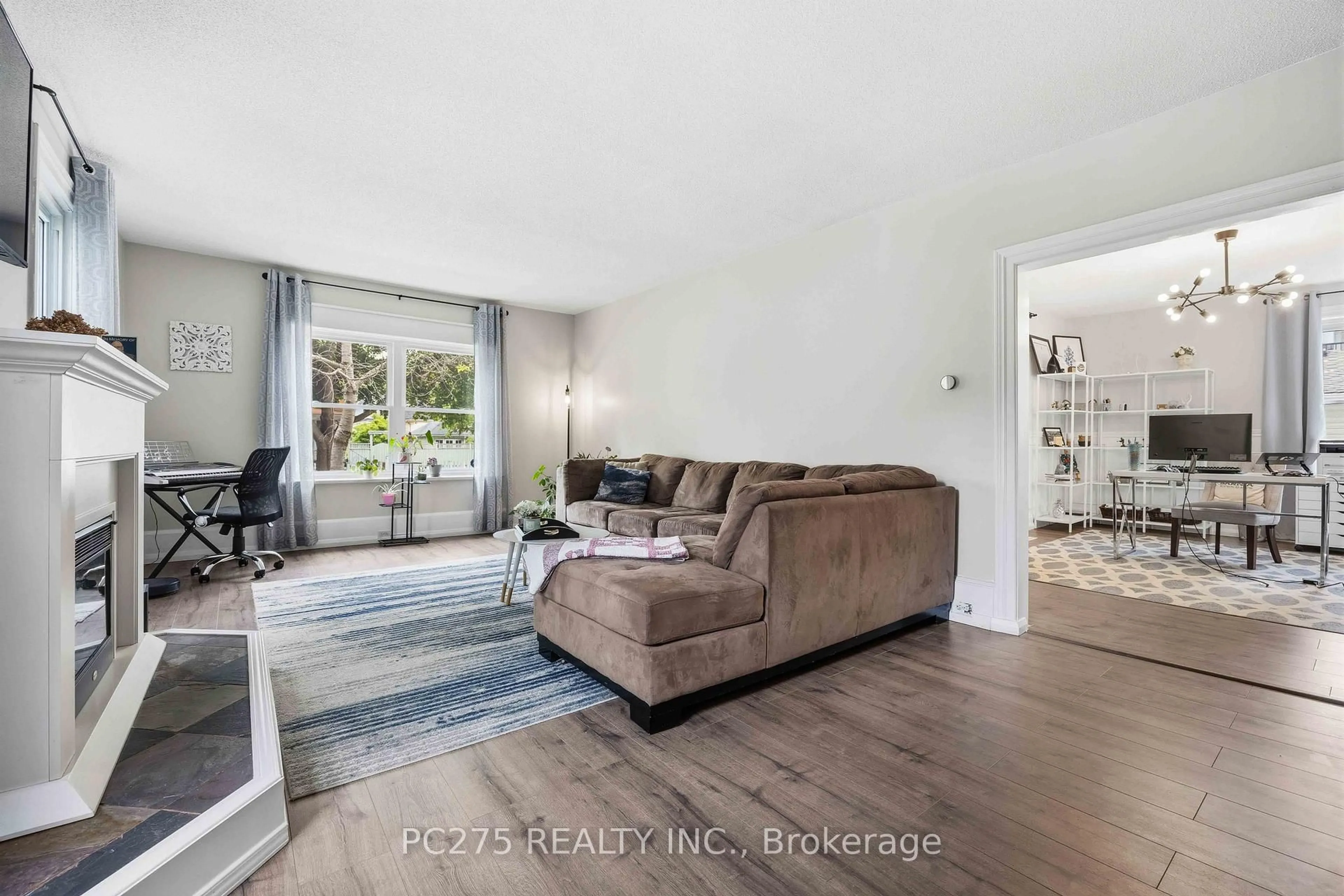Living room with furniture, unknown for 112 Essex St, Sarnia Ontario N7T 4R7