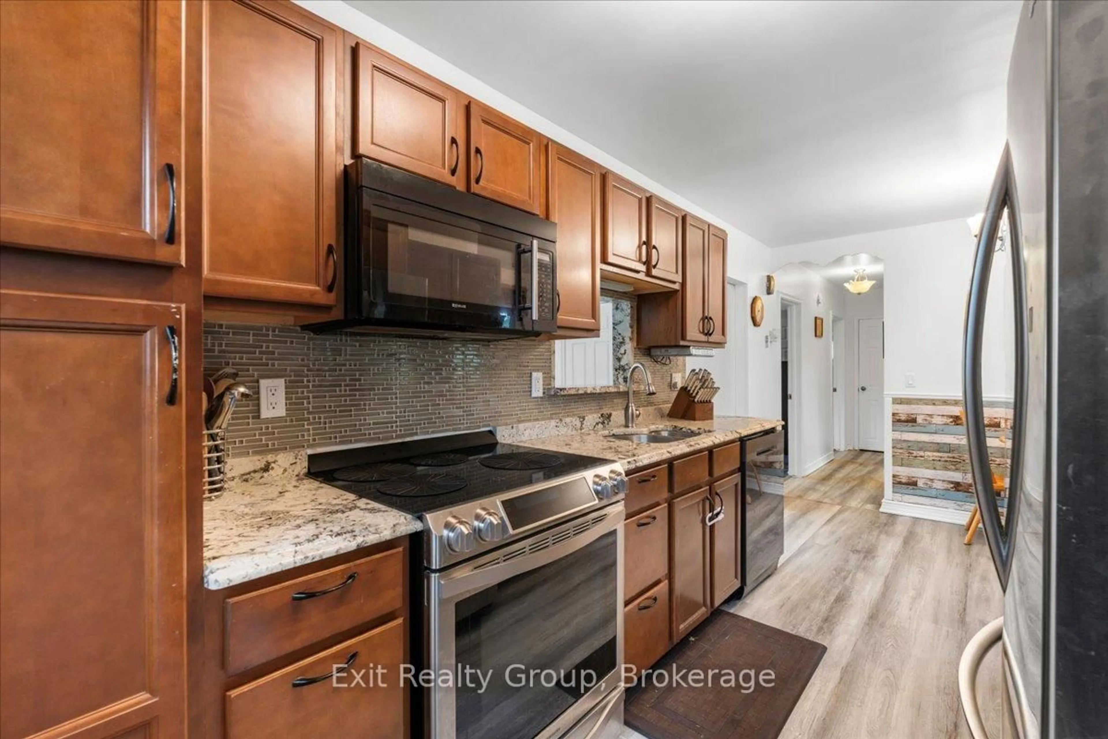 Standard kitchen, ceramic/tile floor for 29 Barry Rd, Quinte West Ontario K8V 0M3