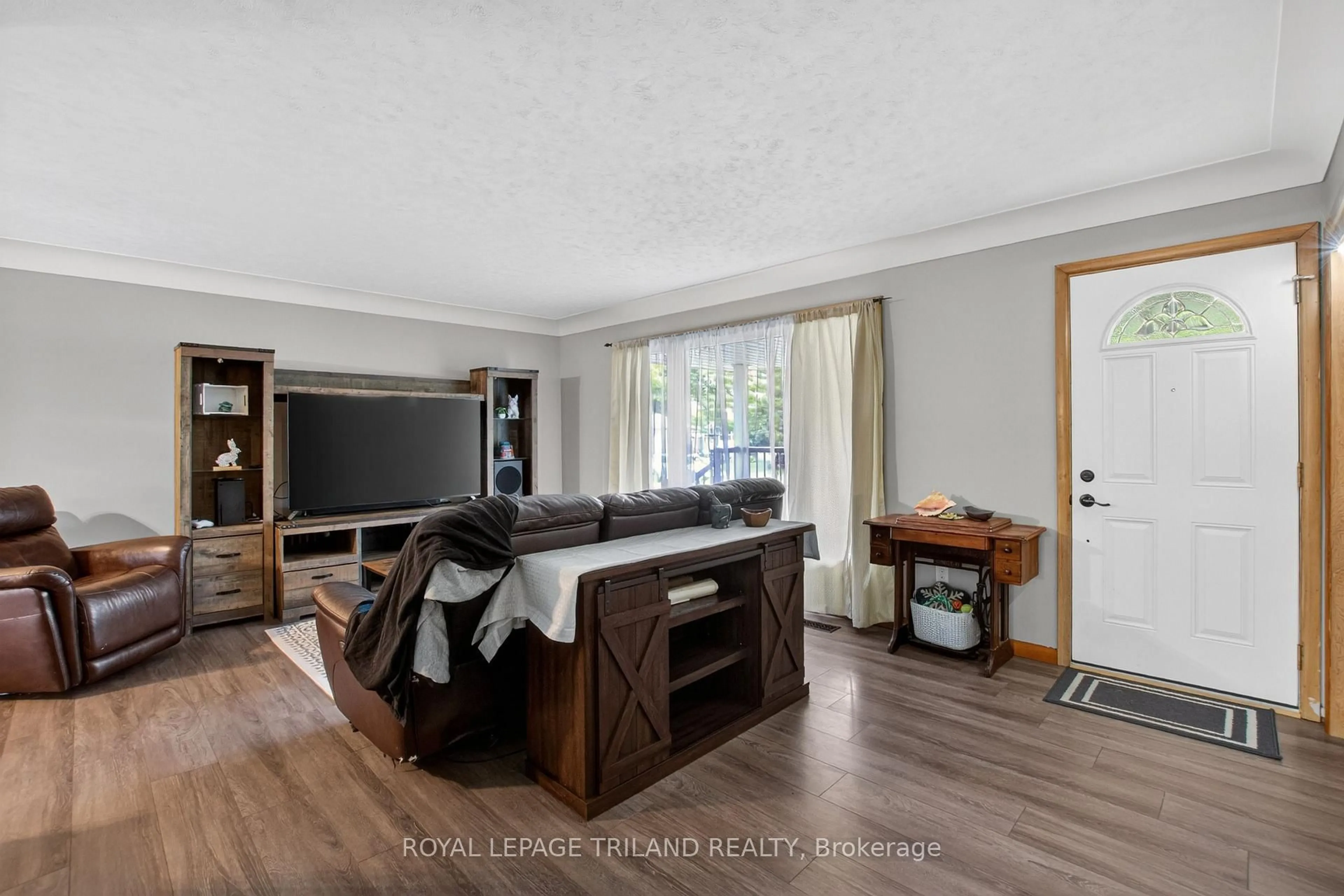 Living room with furniture, wood/laminate floor for 279 Forest Ave, St. Thomas Ontario N5R 2K5