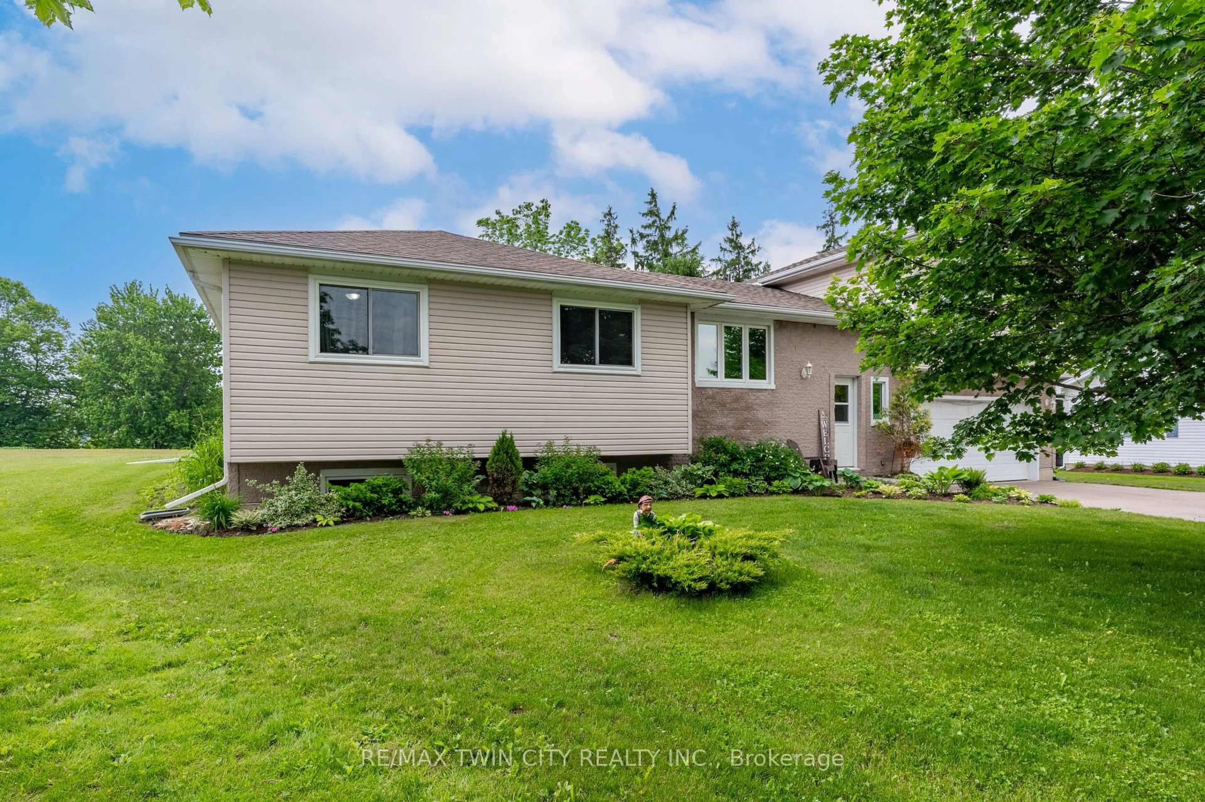 A pic from outside/outdoor area/front of a property/back of a property/a pic from drone, street for 2069 WENDELL Crt, Perth East Ontario N0B 2T0