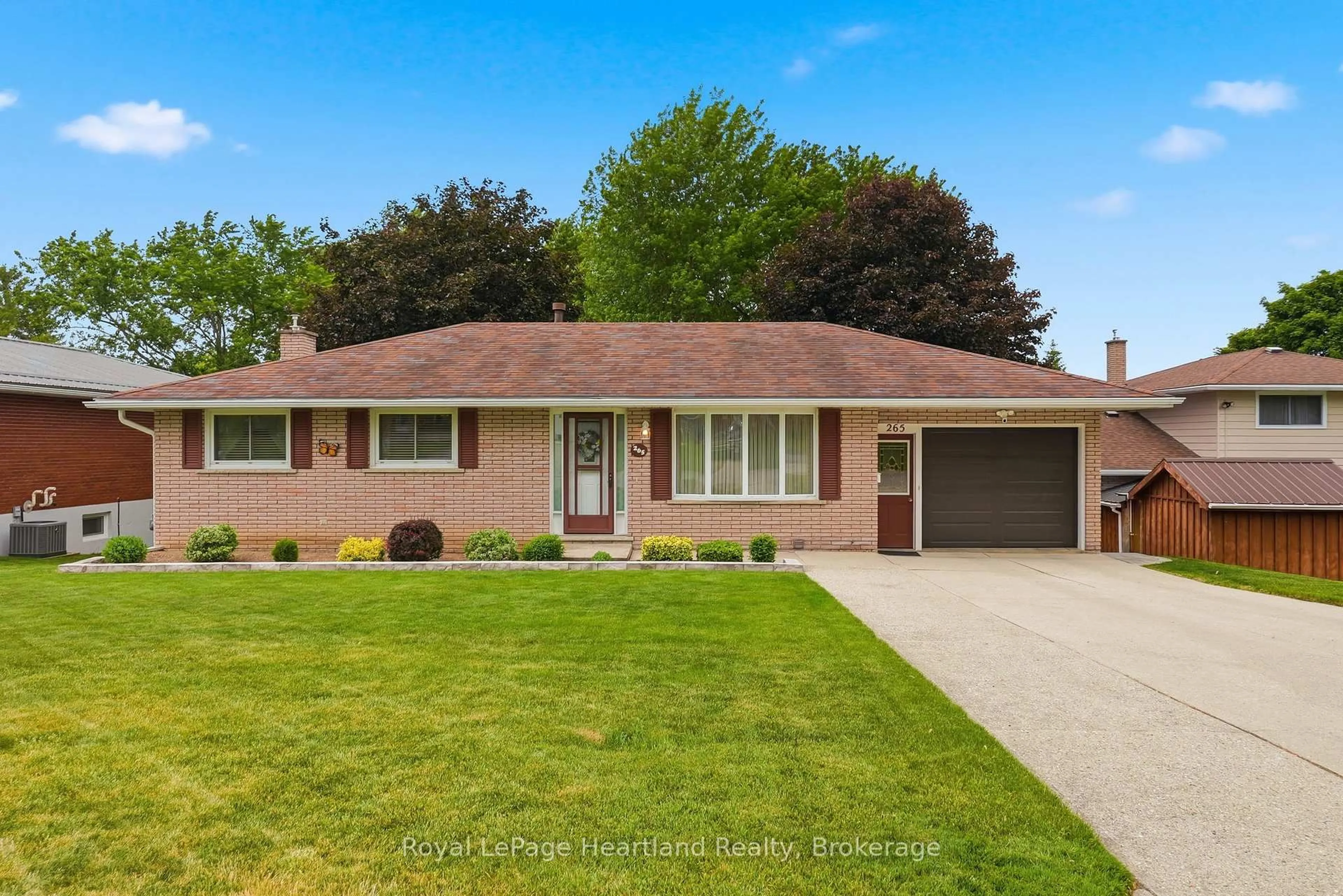 Home with vinyl exterior material, street for 265 Thomas St, Brockton Ontario N0G 2V0