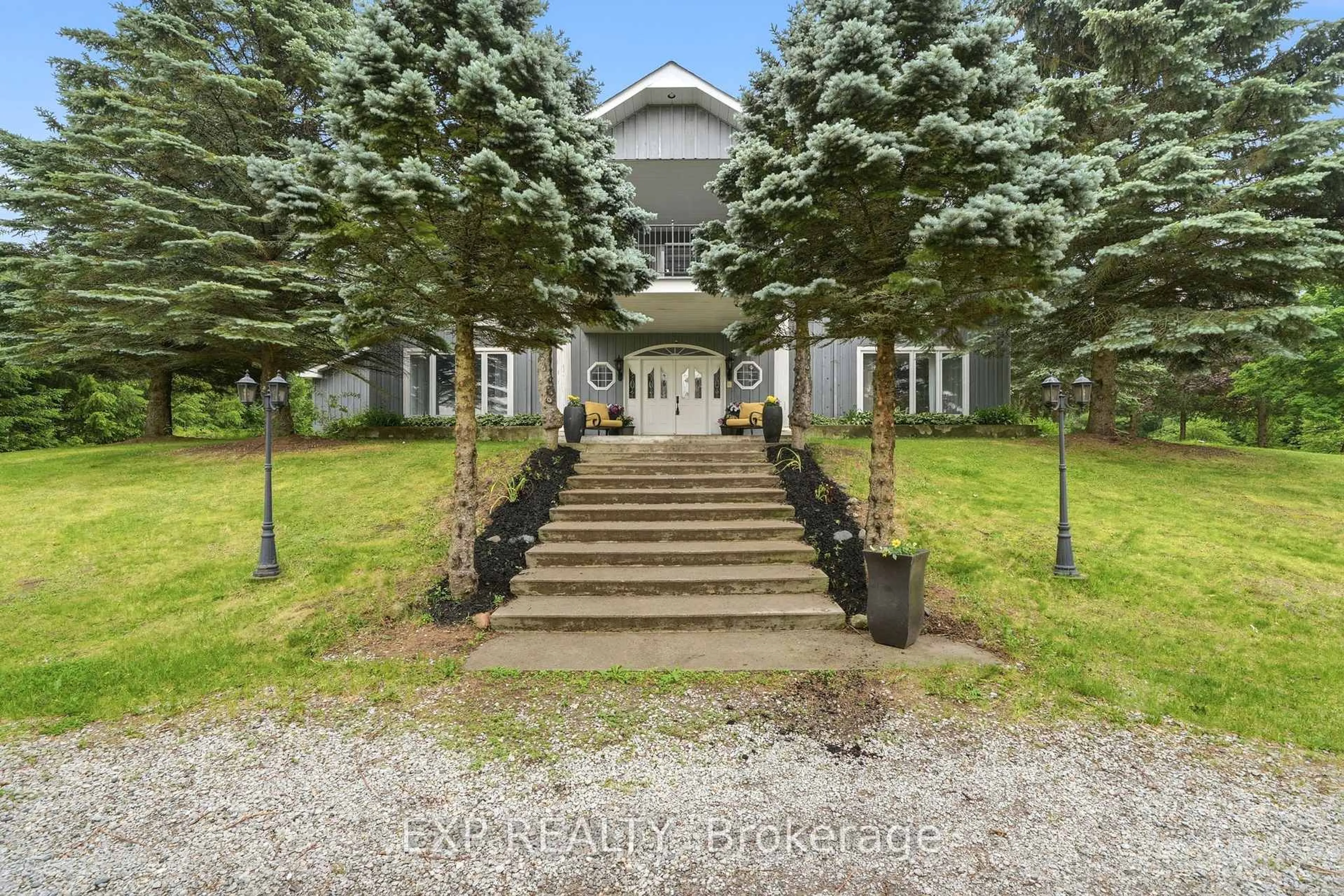 Indoor foyer for 9823 Corkery Rd, Hamilton Township Ontario K0K 1C0