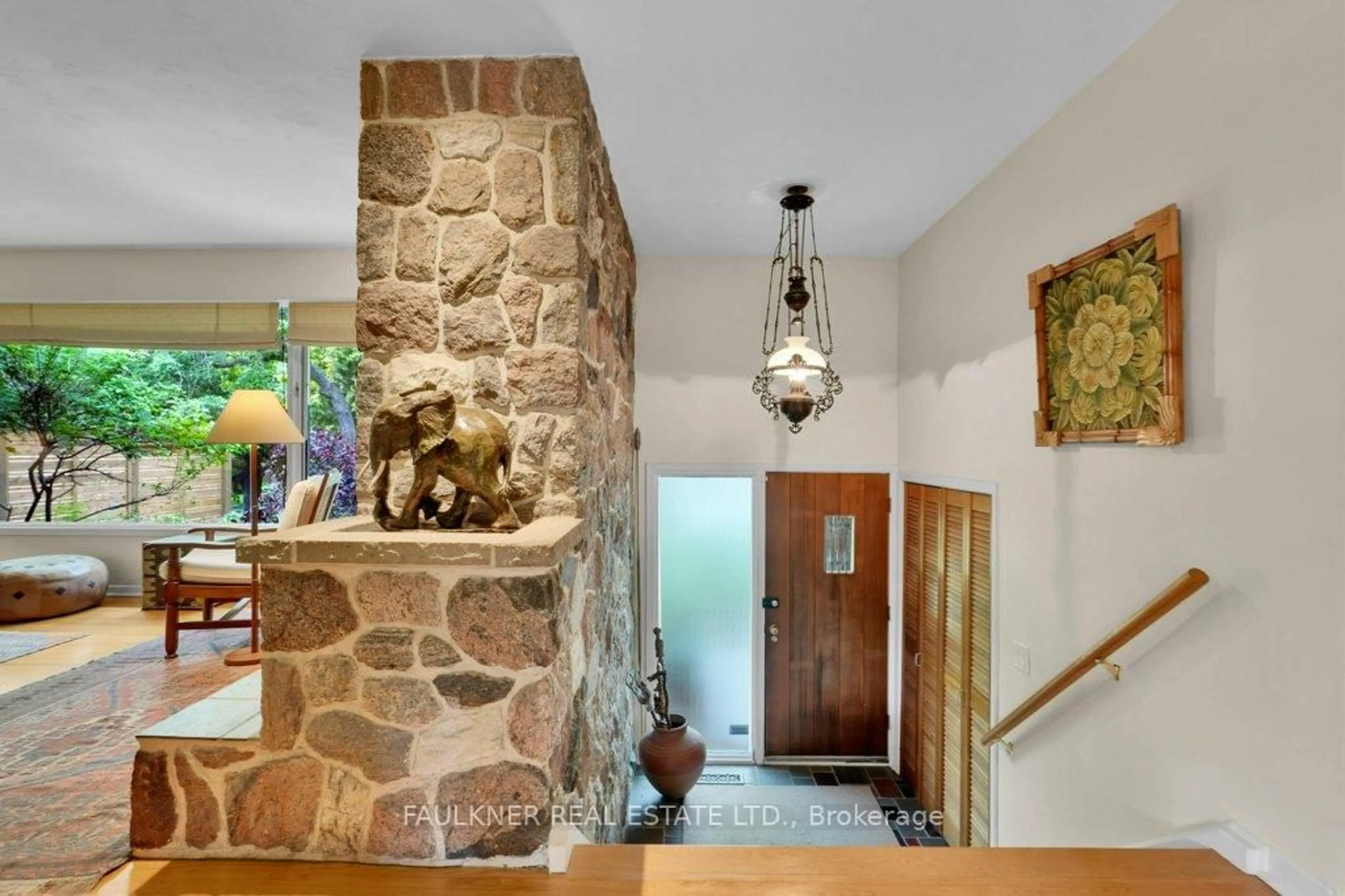 Indoor foyer for 2229 Mcquaig St, Ottawa Ontario K1H 7N8