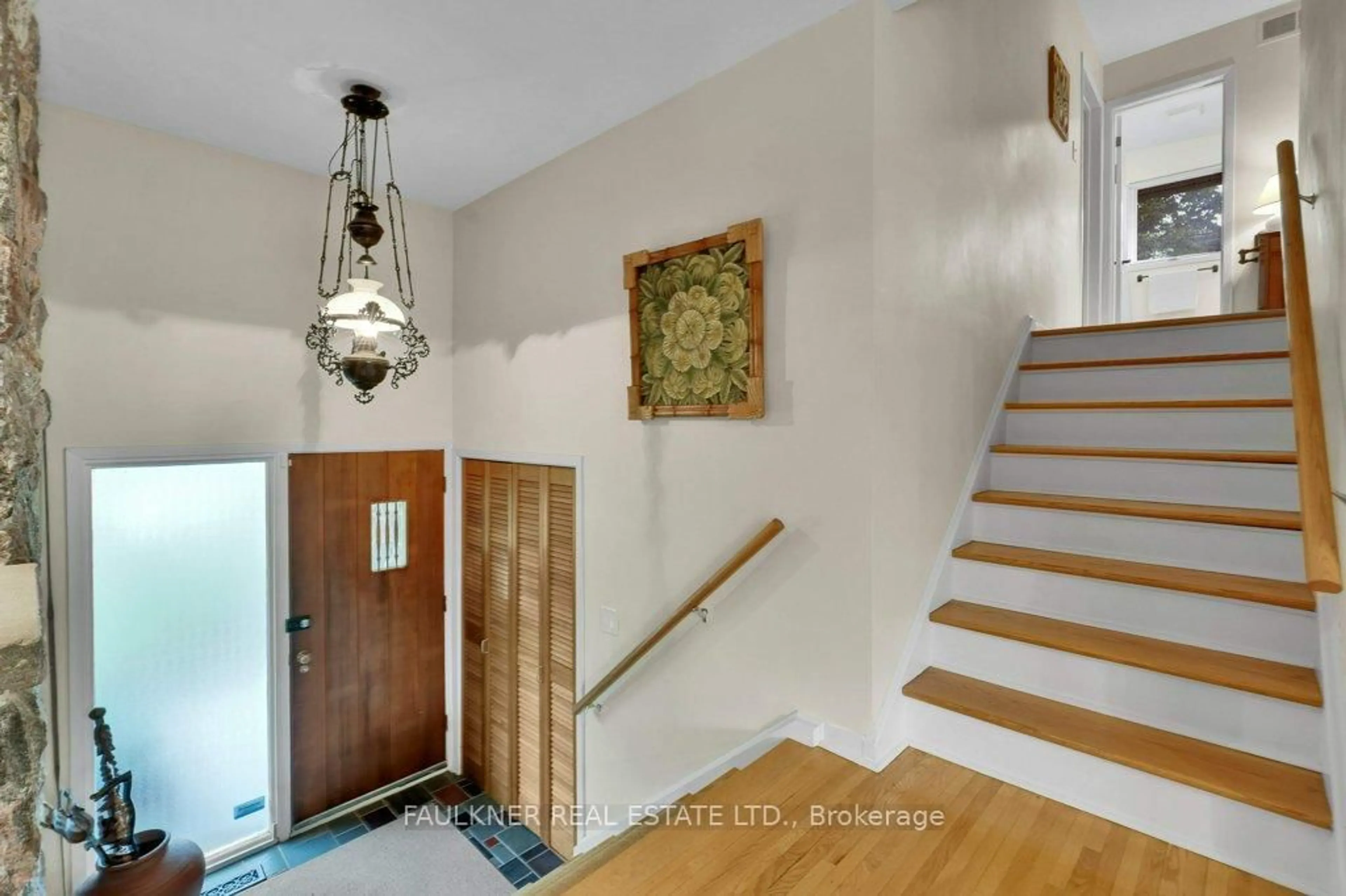 Indoor entryway for 2229 Mcquaig St, Ottawa Ontario K1H 7N8