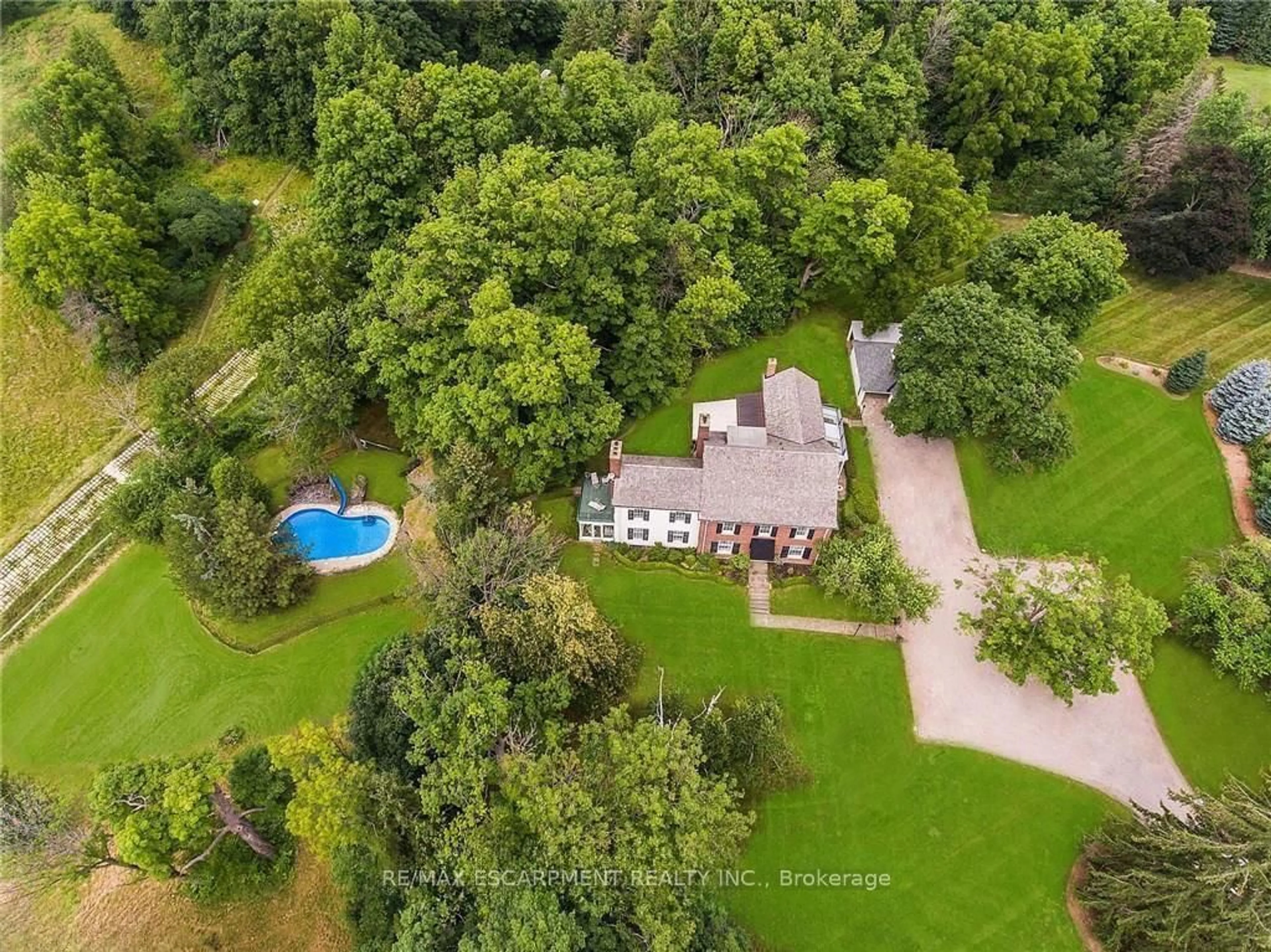 A pic from outside/outdoor area/front of a property/back of a property/a pic from drone, unknown for 345 Mountain Brow Rd, Hamilton Ontario L0R 2H7