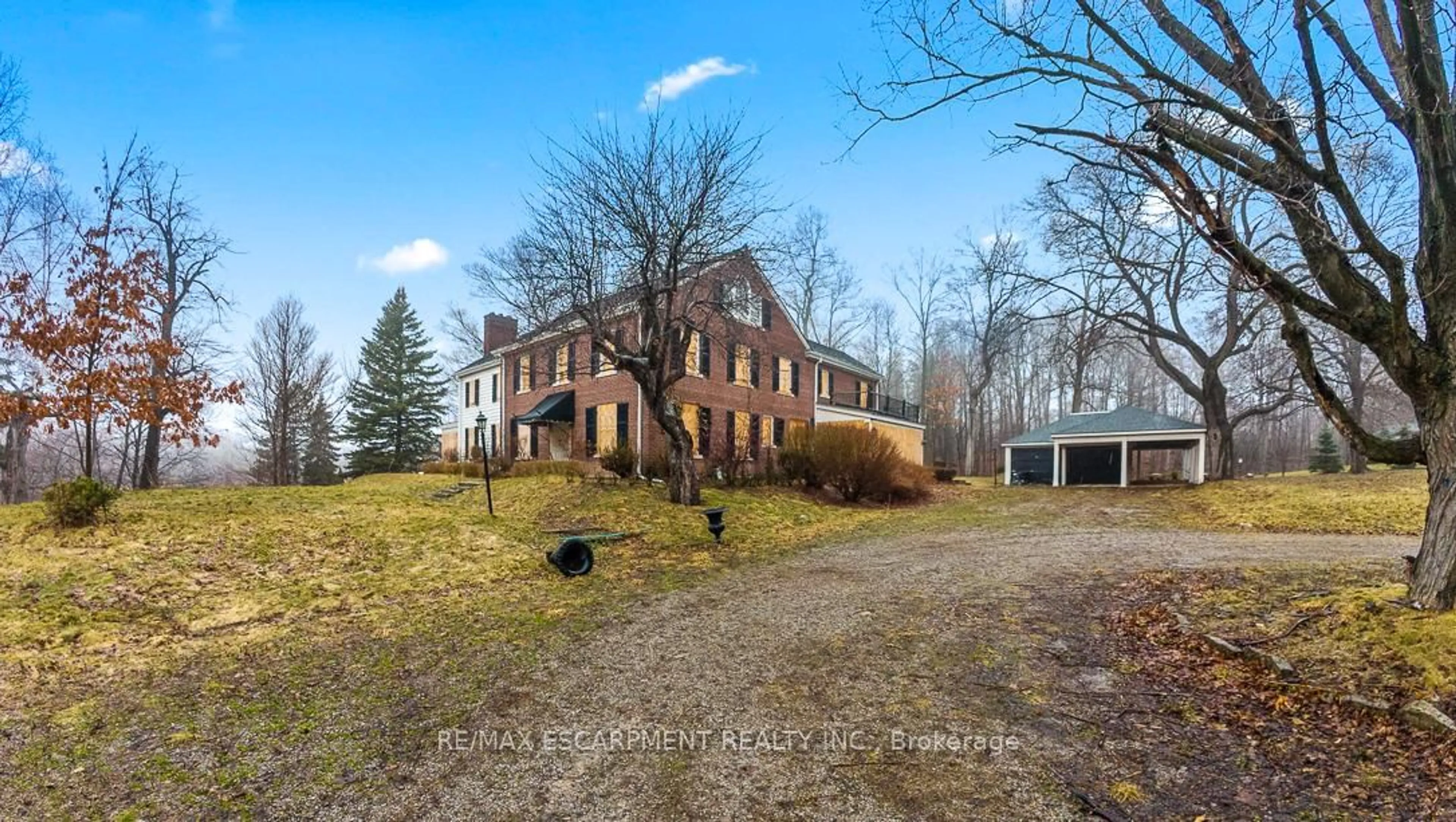 A pic from outside/outdoor area/front of a property/back of a property/a pic from drone, building for 345 Mountain Brow Rd, Hamilton Ontario L0R 2H7