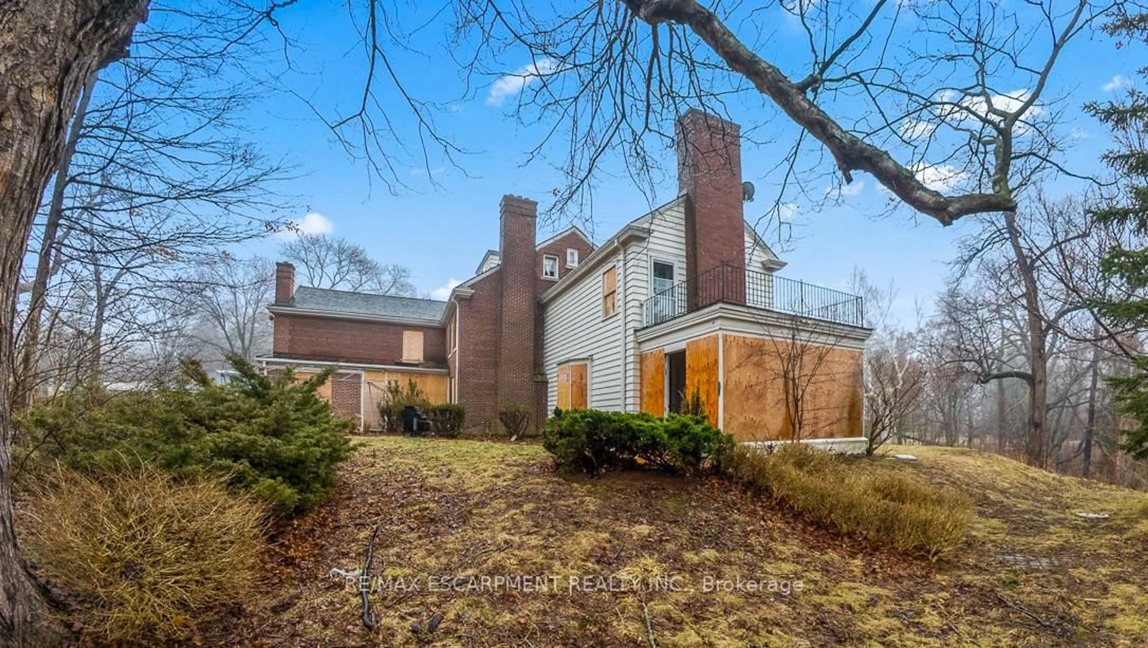 Home with brick exterior material, building for 345 Mountain Brow Rd, Hamilton Ontario L0R 2H7