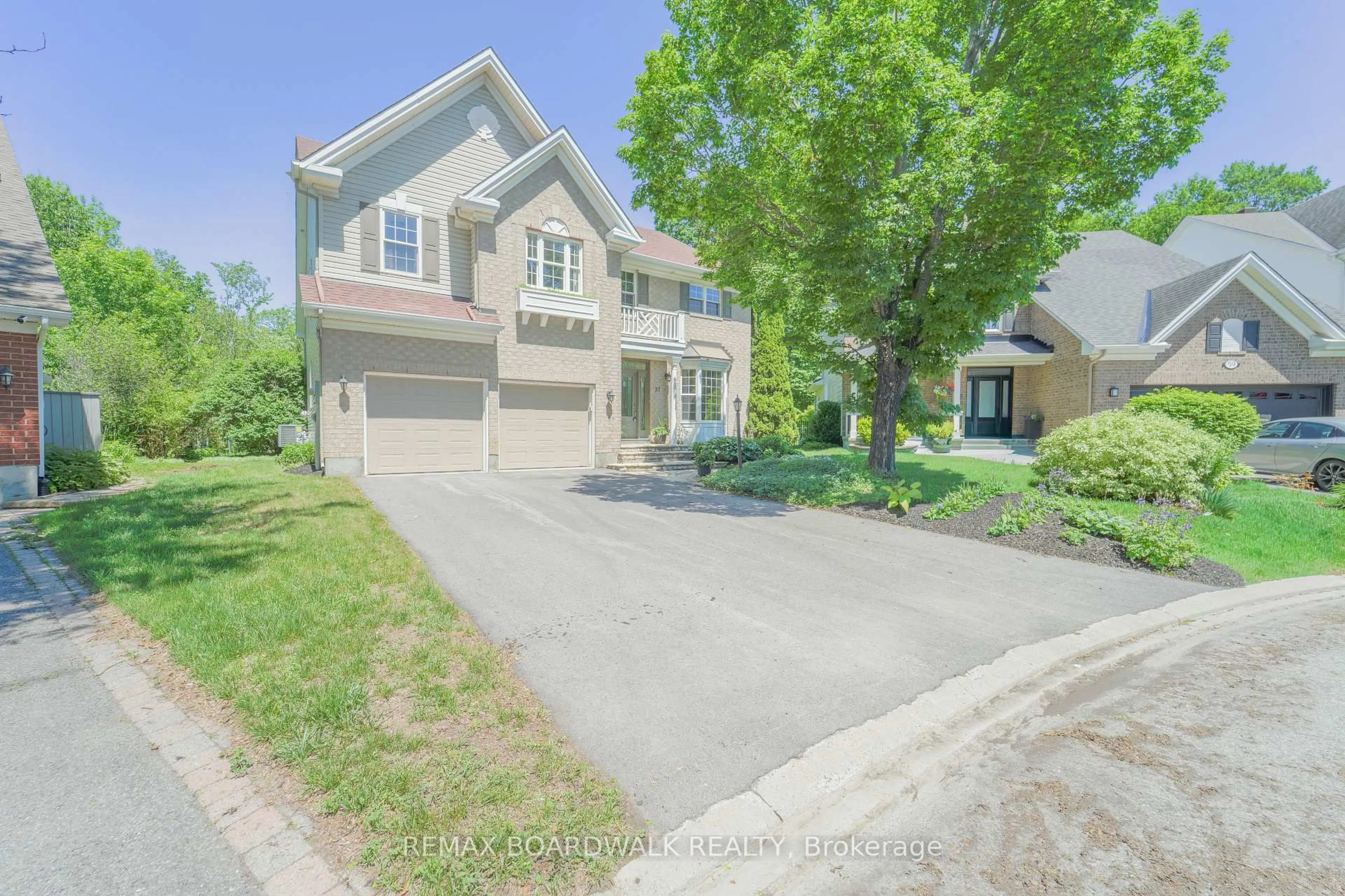 A pic from outside/outdoor area/front of a property/back of a property/a pic from drone, street for 57 Mattawa Cres, Ottawa Ontario K2M 2E8