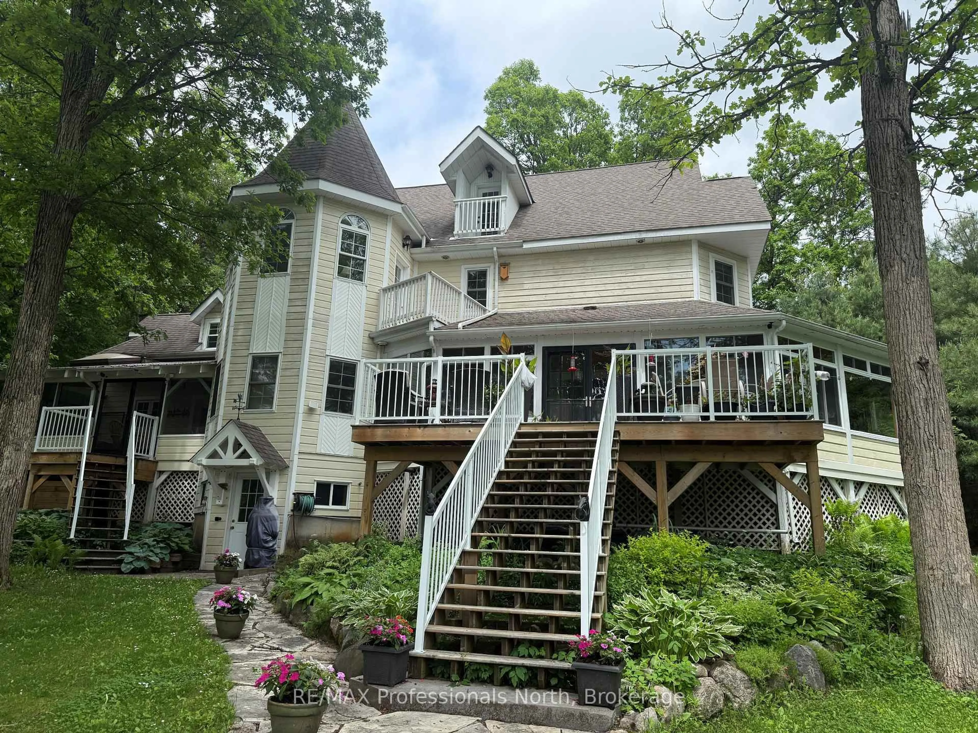 Unknown for 22 Knowles Cres, Seguin Ontario P0C 1J0
