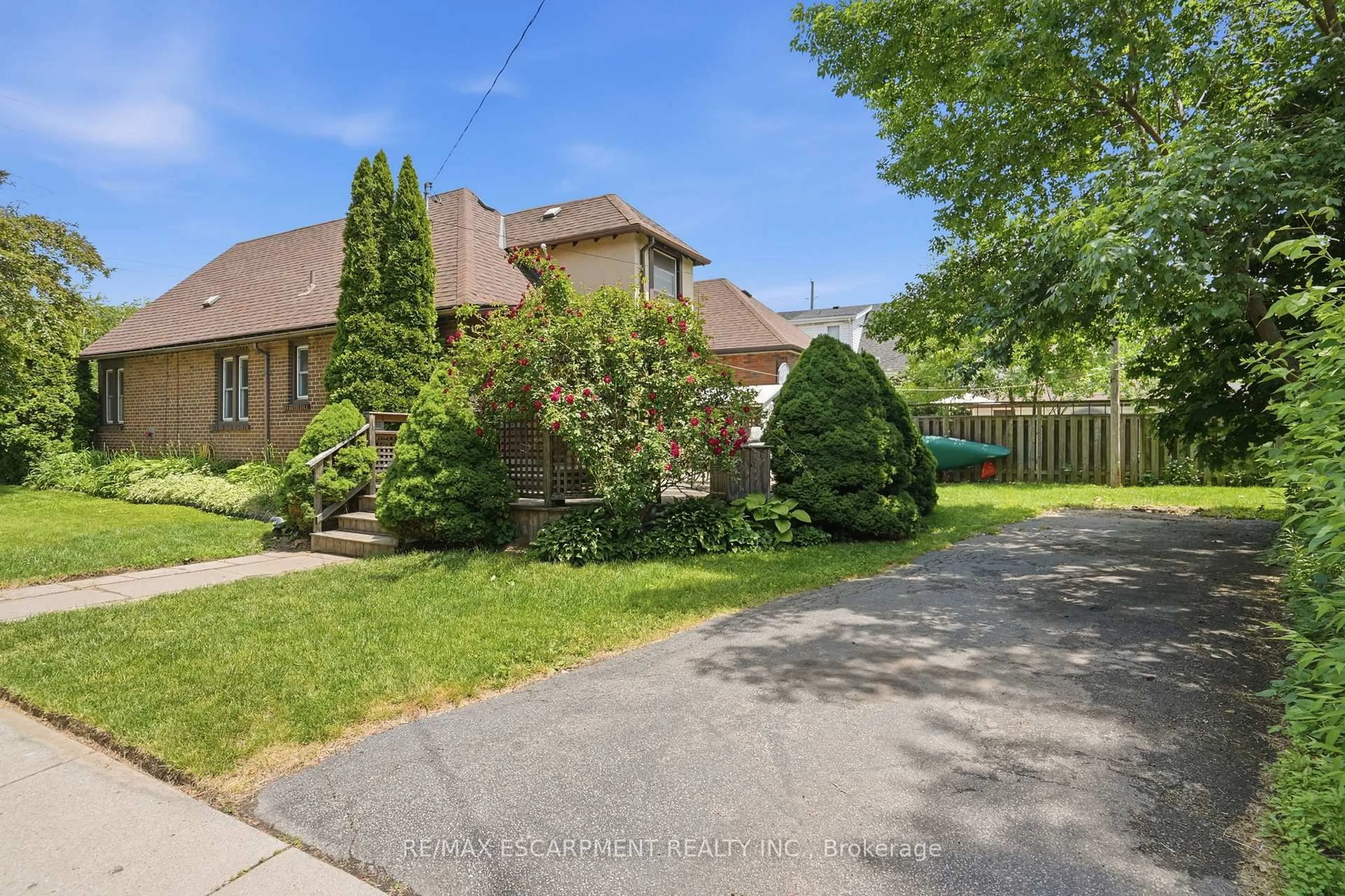 A pic from outside/outdoor area/front of a property/back of a property/a pic from drone, street for 1642 King St, Hamilton Ontario L8K 1T9