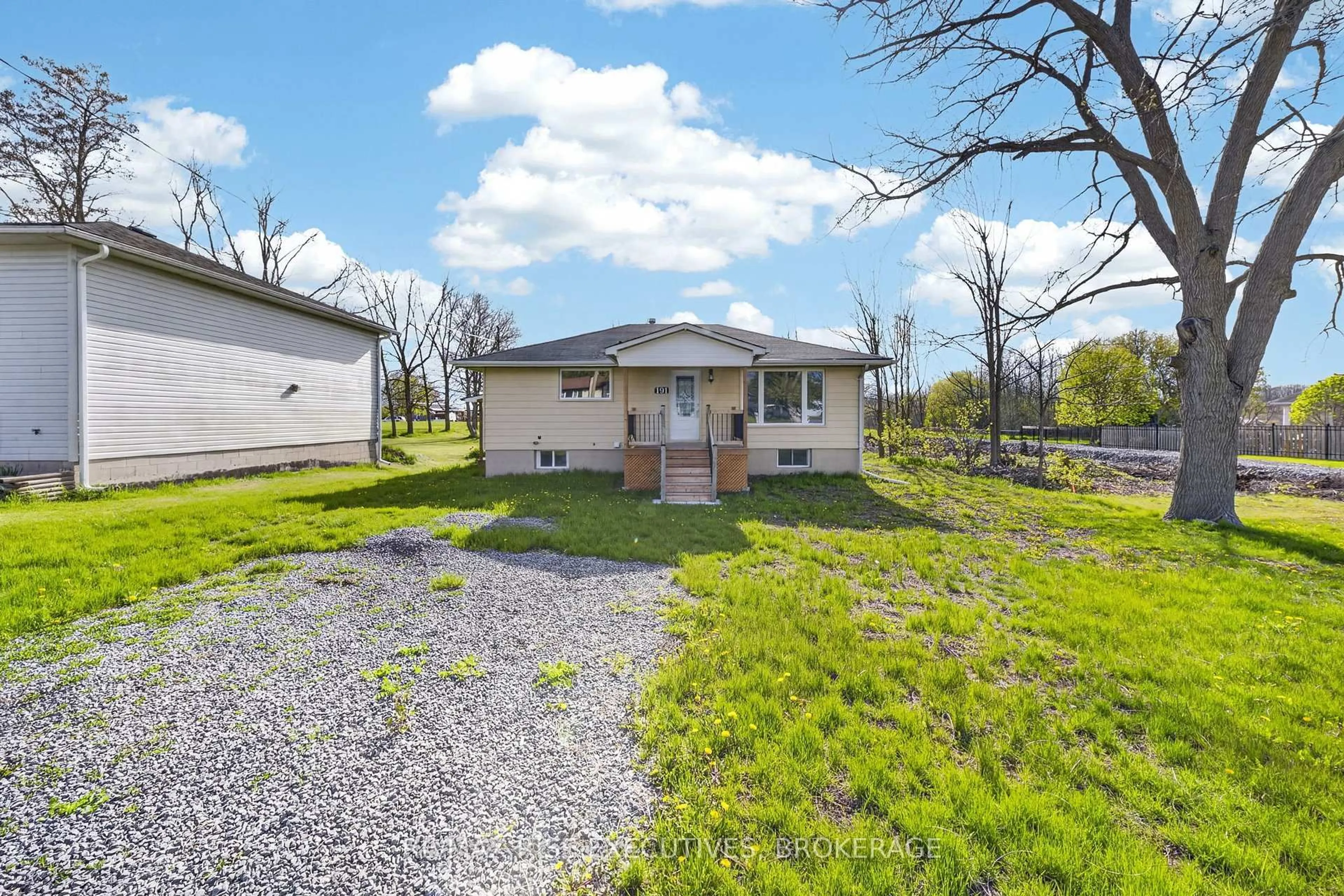A pic from outside/outdoor area/front of a property/back of a property/a pic from drone, street for 191 Brant St, Deseronto Ontario K0K 1X0