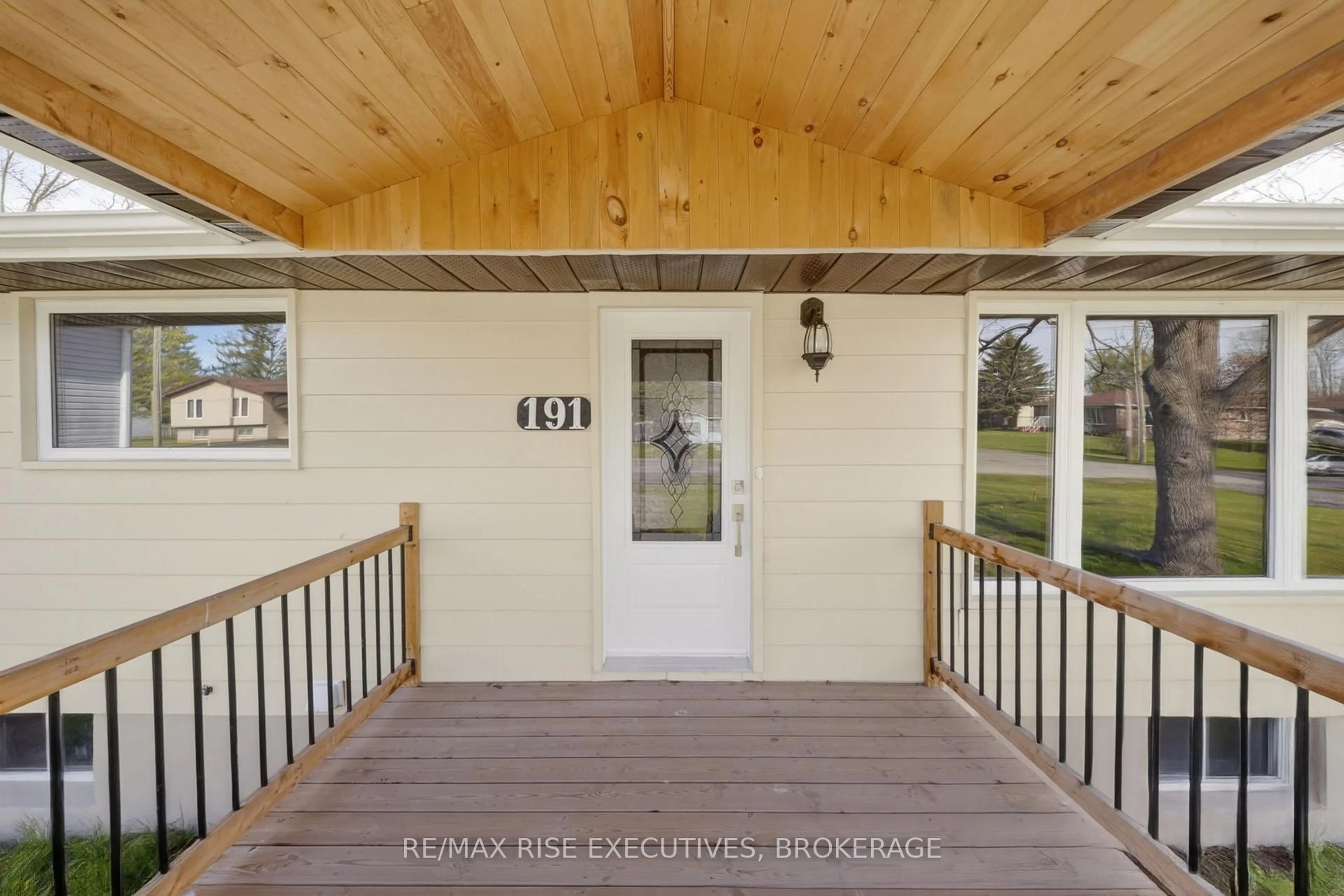 Indoor entryway for 191 Brant St, Deseronto Ontario K0K 1X0