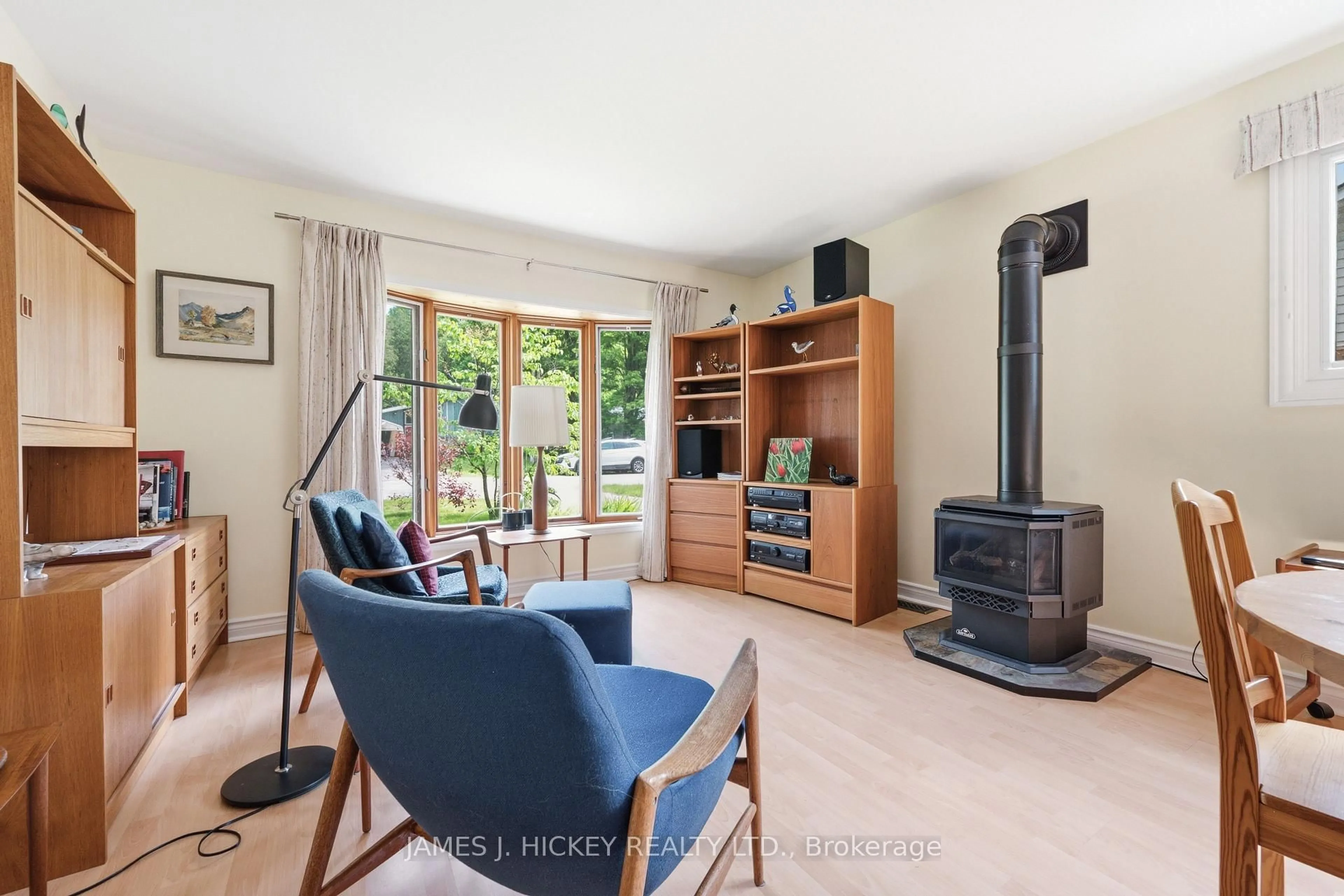 Living room with furniture, unknown for 80 Beach Ave, Deep River Ontario K0J 1P0