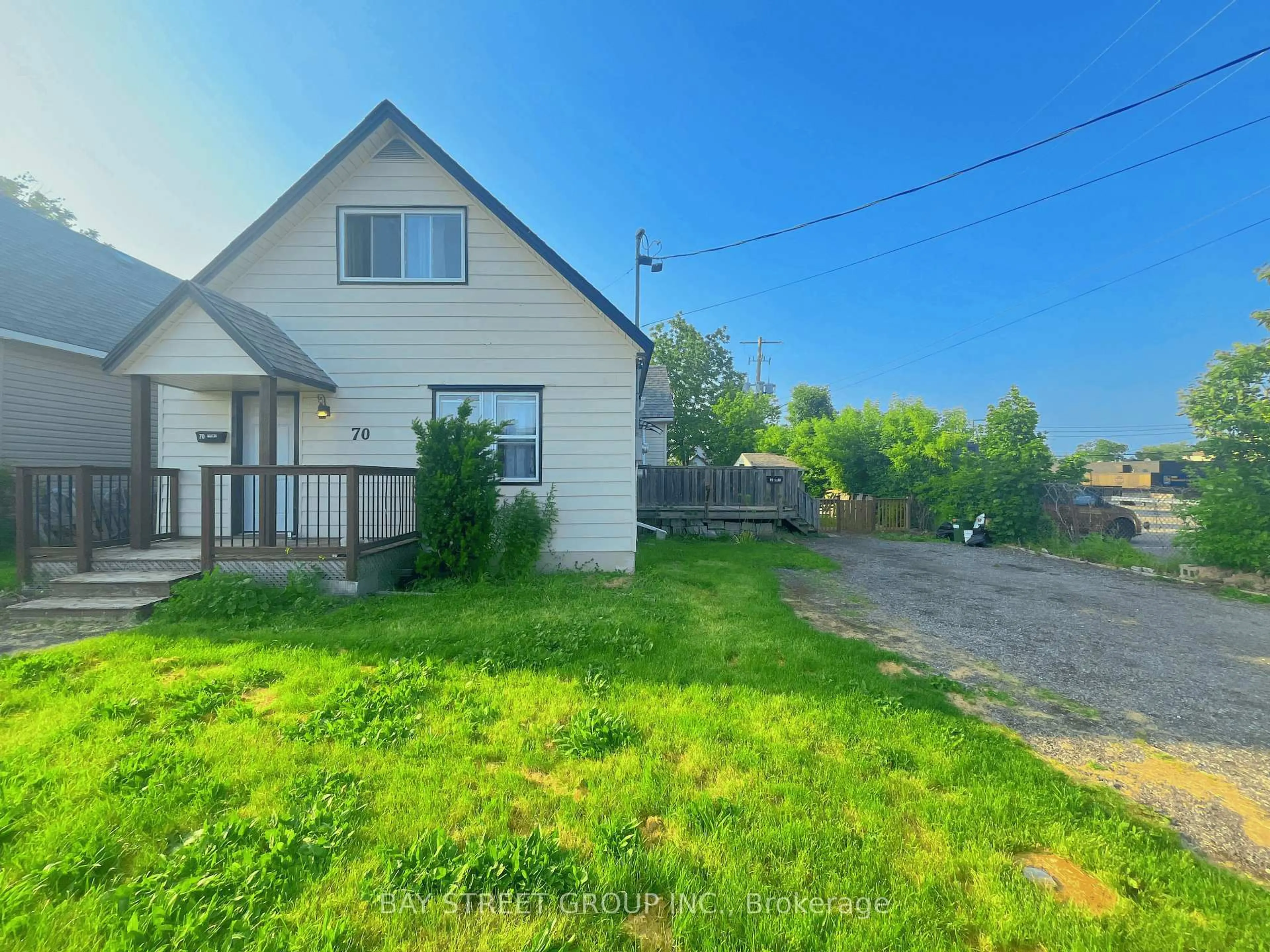A pic from outside/outdoor area/front of a property/back of a property/a pic from drone, street for 70 Courtwright St, Fort Erie Ontario L2A 2R7