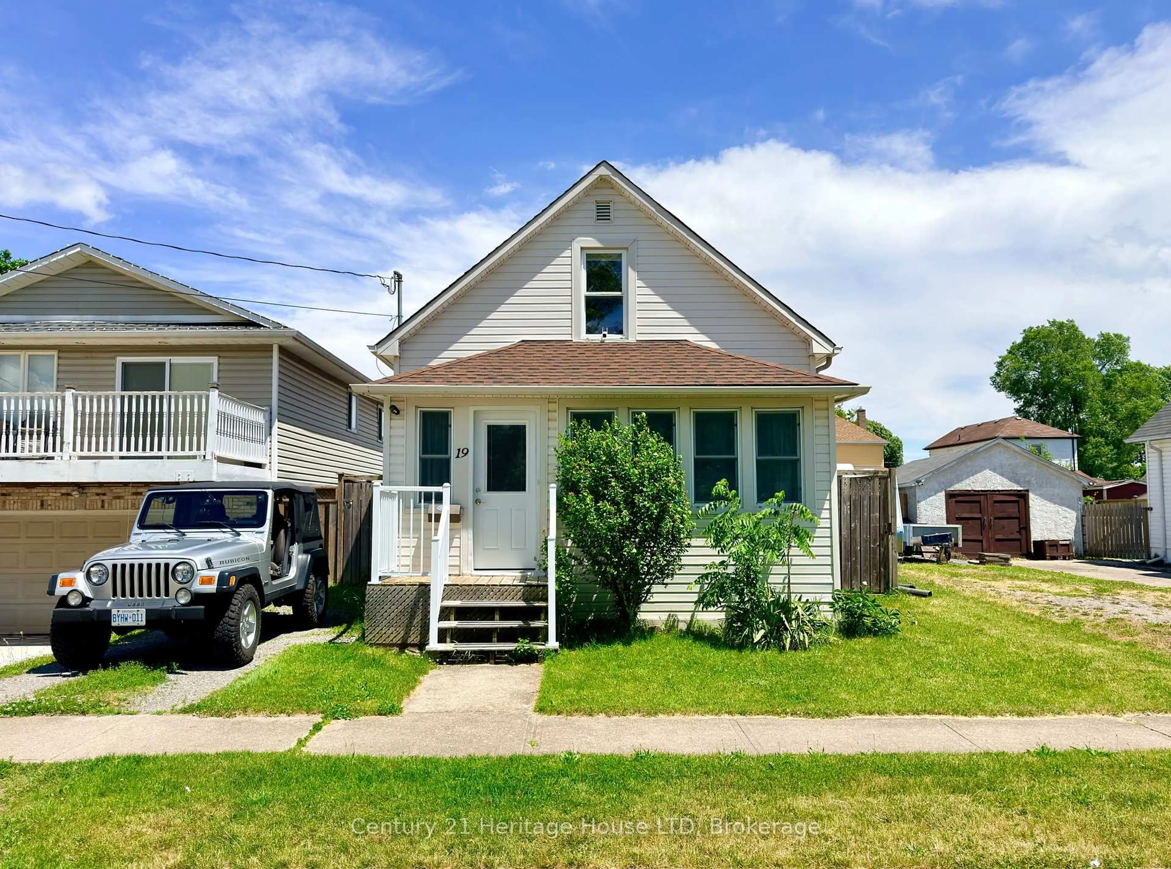 Home with vinyl exterior material, street for 19 Santone Ave, Welland Ontario L3C 2J5