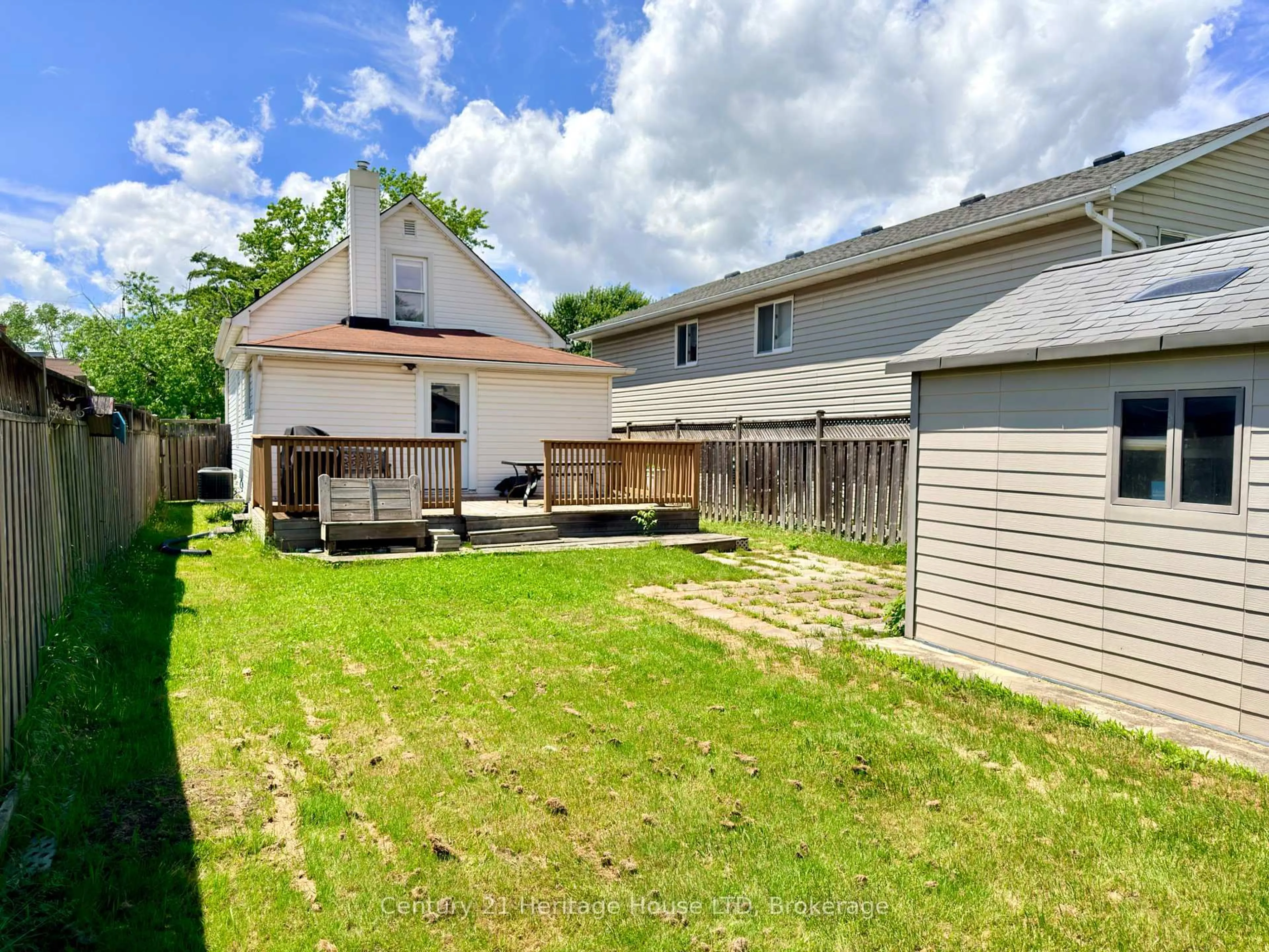 A pic from outside/outdoor area/front of a property/back of a property/a pic from drone, street for 19 Santone Ave, Welland Ontario L3C 2J5