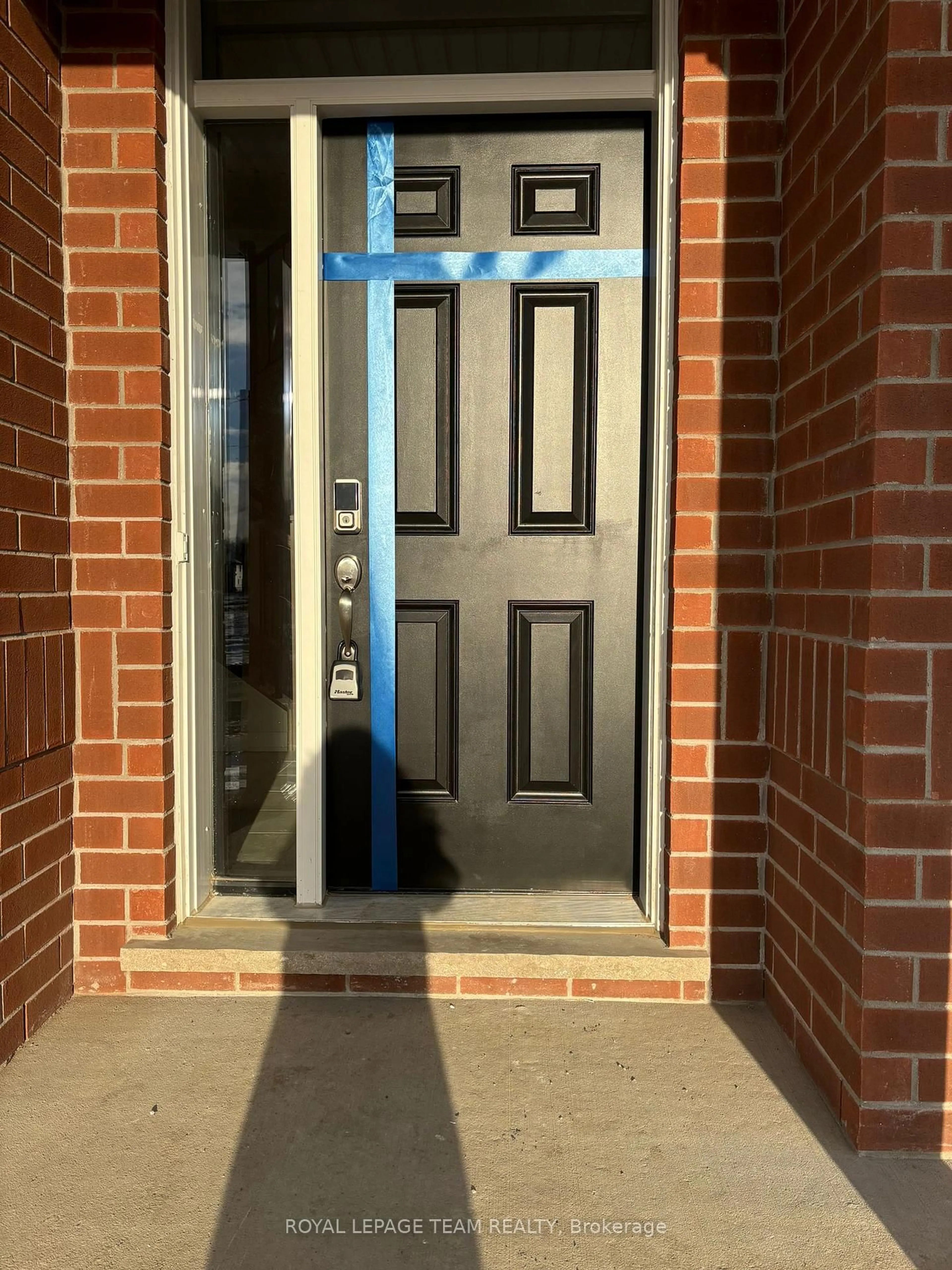 Indoor foyer for 420 Meynell St, Richmond Ontario K0A 2Z0