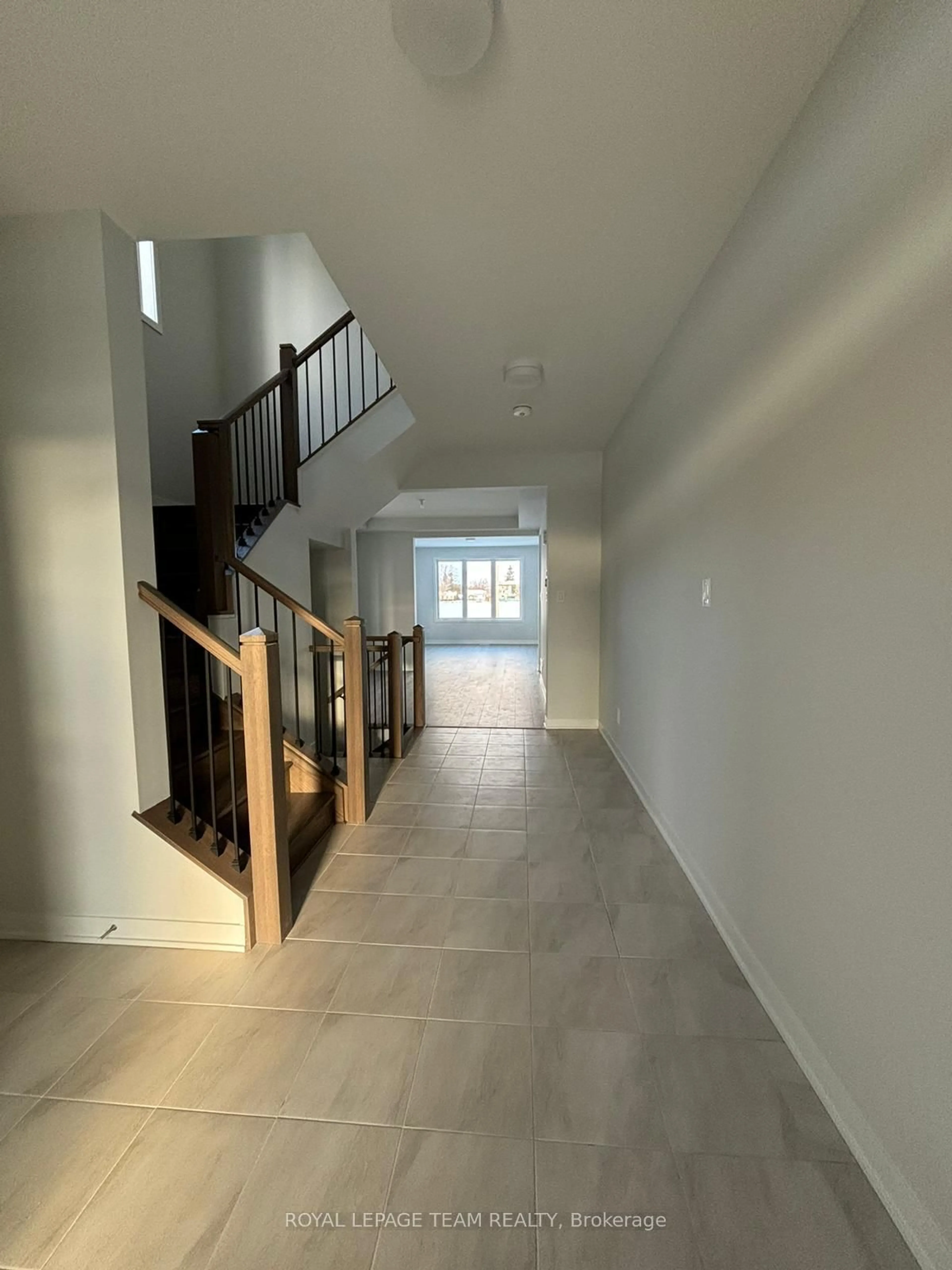 Indoor foyer for 420 Meynell St, Richmond Ontario K0A 2Z0