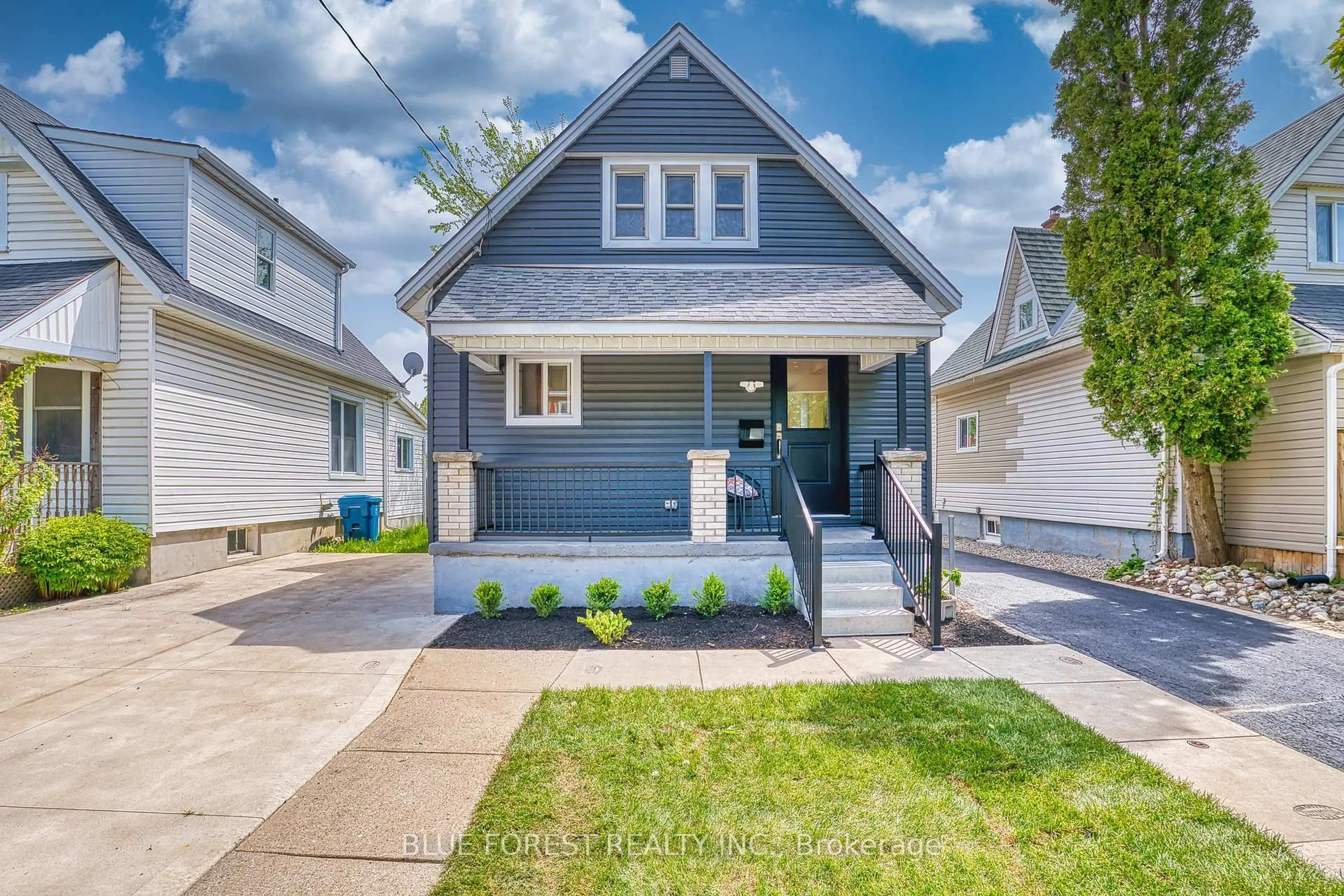 Home with vinyl exterior material, street for 471 Albert St, Stratford Ontario N5A 3L3