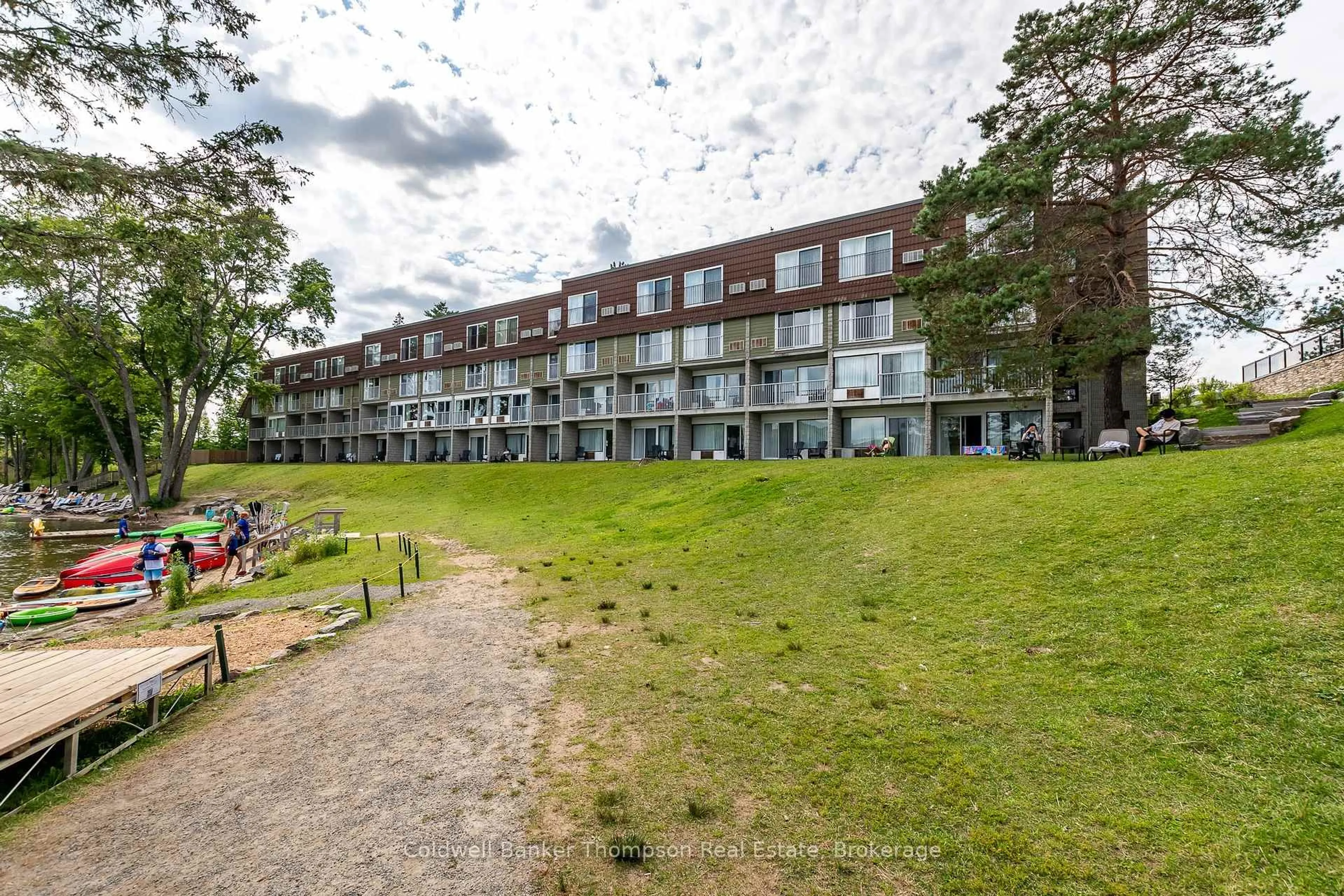 A pic from outside/outdoor area/front of a property/back of a property/a pic from drone, building for 1235 Deerhurst Bayshore Dr #423, Huntsville Ontario P1H 1A9