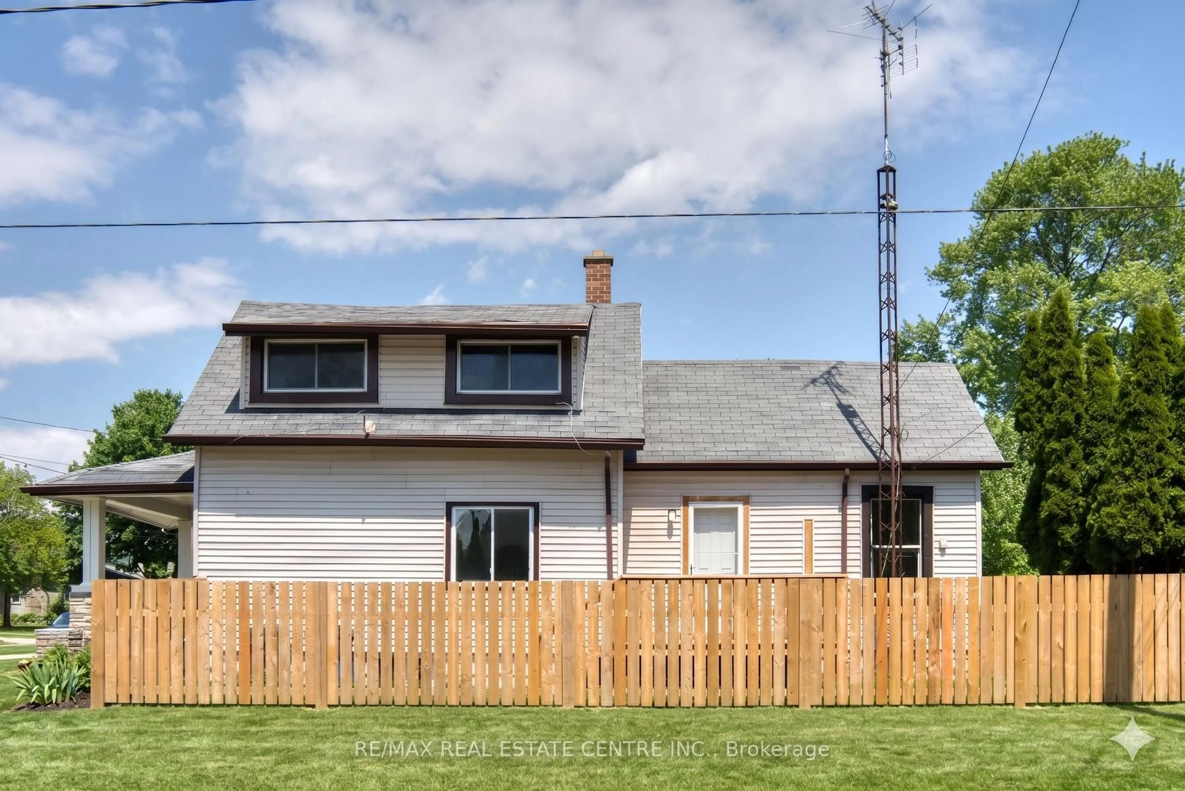 A pic from outside/outdoor area/front of a property/back of a property/a pic from drone, street for 88 Lorne Ave, Chatham-Kent Ontario N7M 1R9