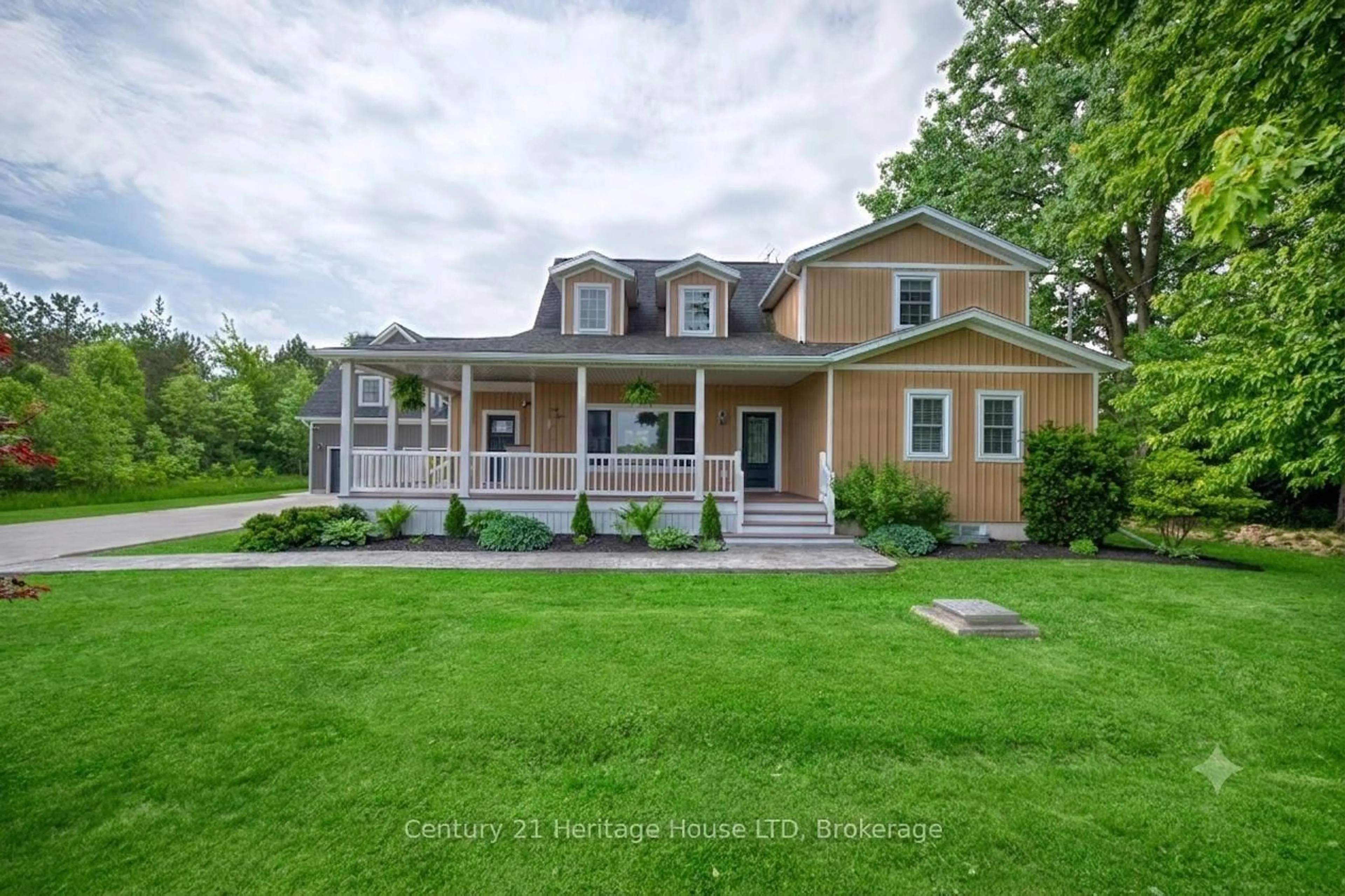 Home with vinyl exterior material, water/lake/river/ocean view for 364 Sumbler Rd, Pelham Ontario L3B 5N8