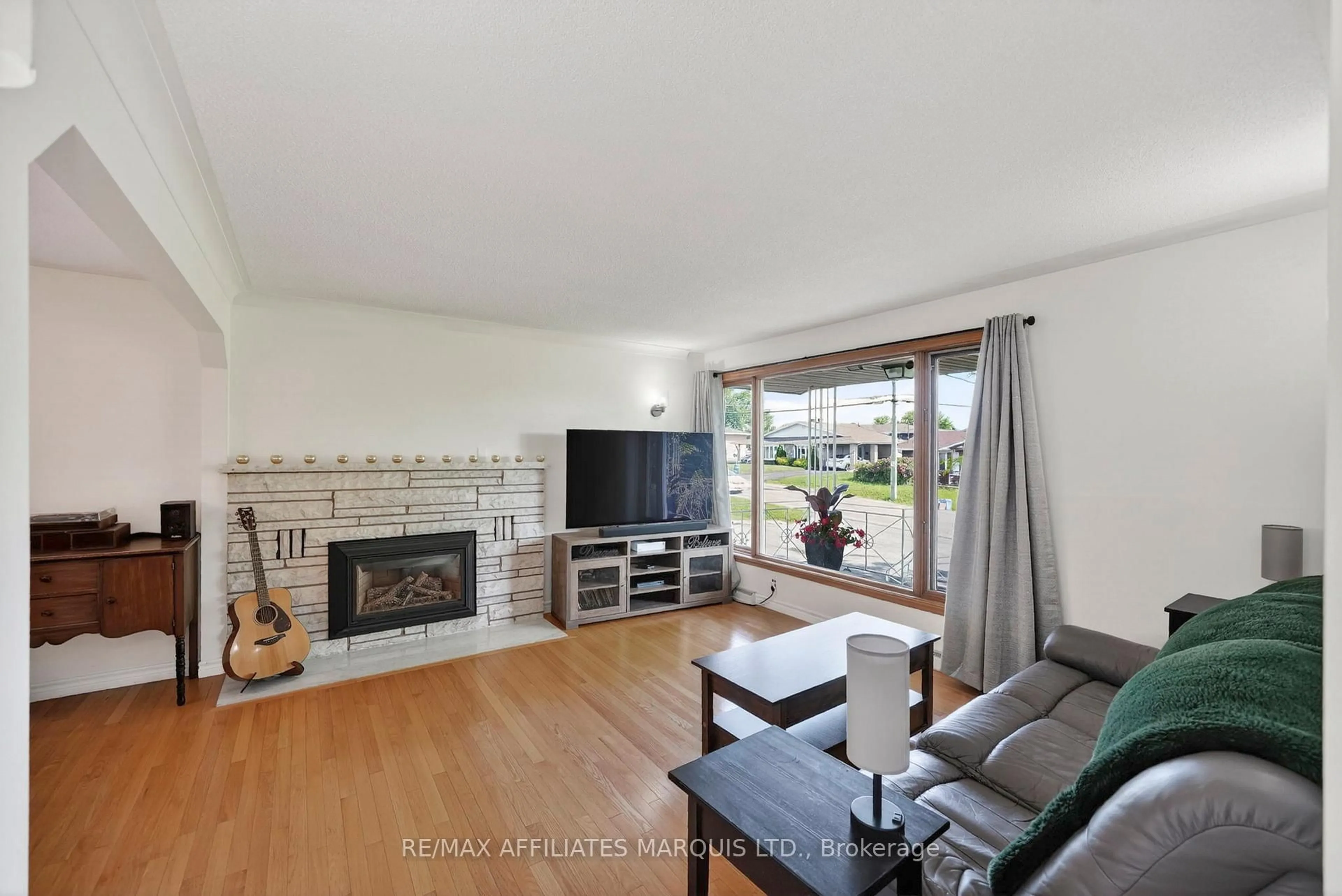 Living room with furniture, unknown for 2706 Ross Ave, Cornwall Ontario K6K 1E5