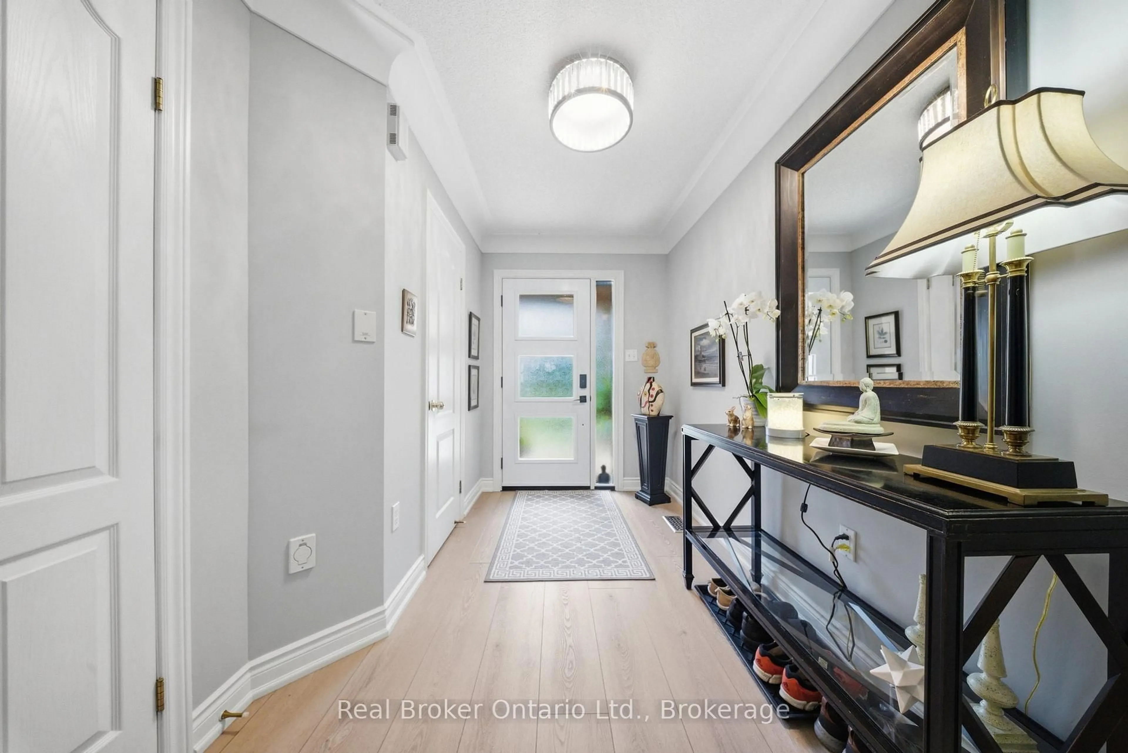 Indoor entryway for 23 Edgewater Dr, Hamilton Ontario L8E 4Z2