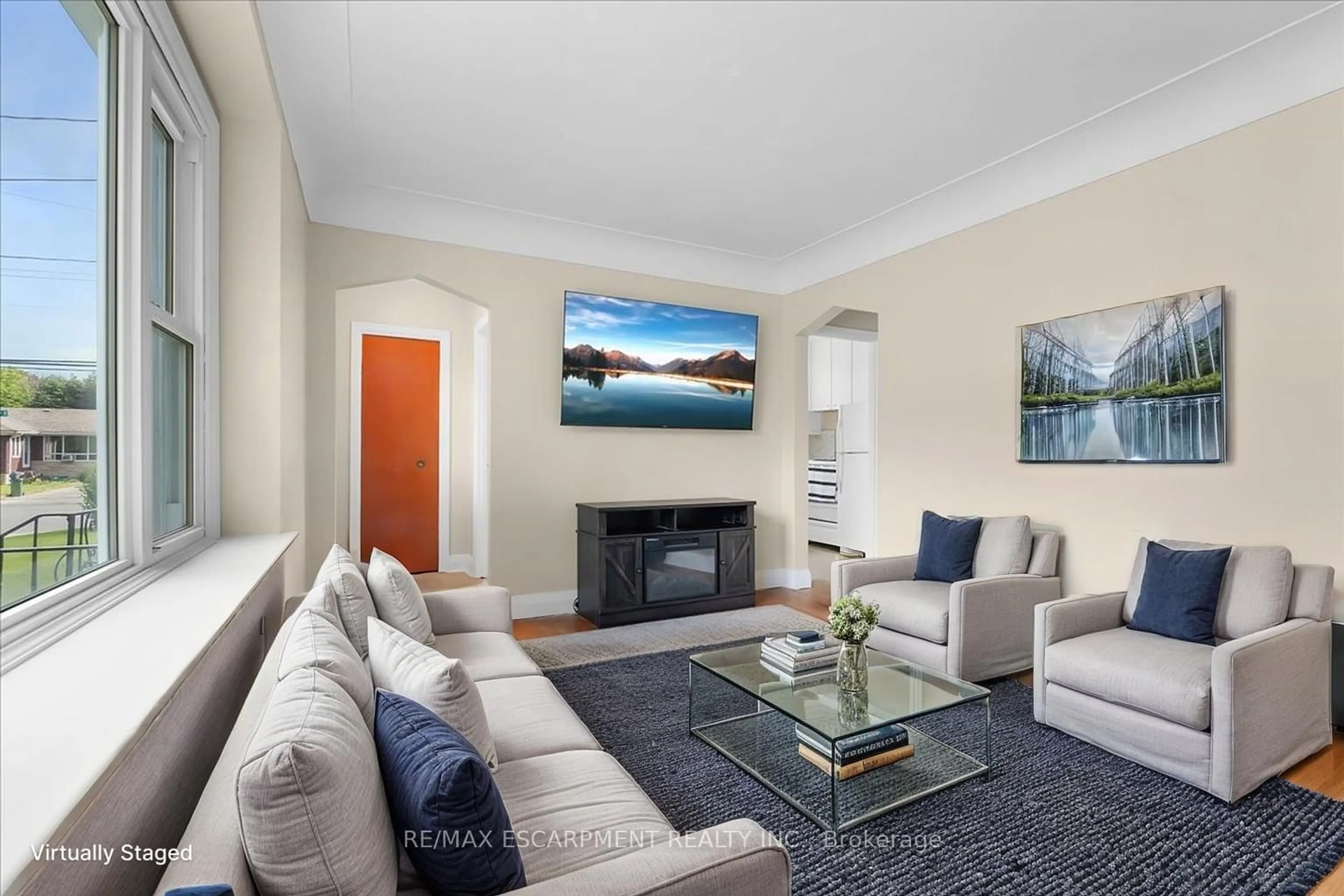 Living room with furniture, unknown for 128 East 39th St, Hamilton Ontario L8V 4H3