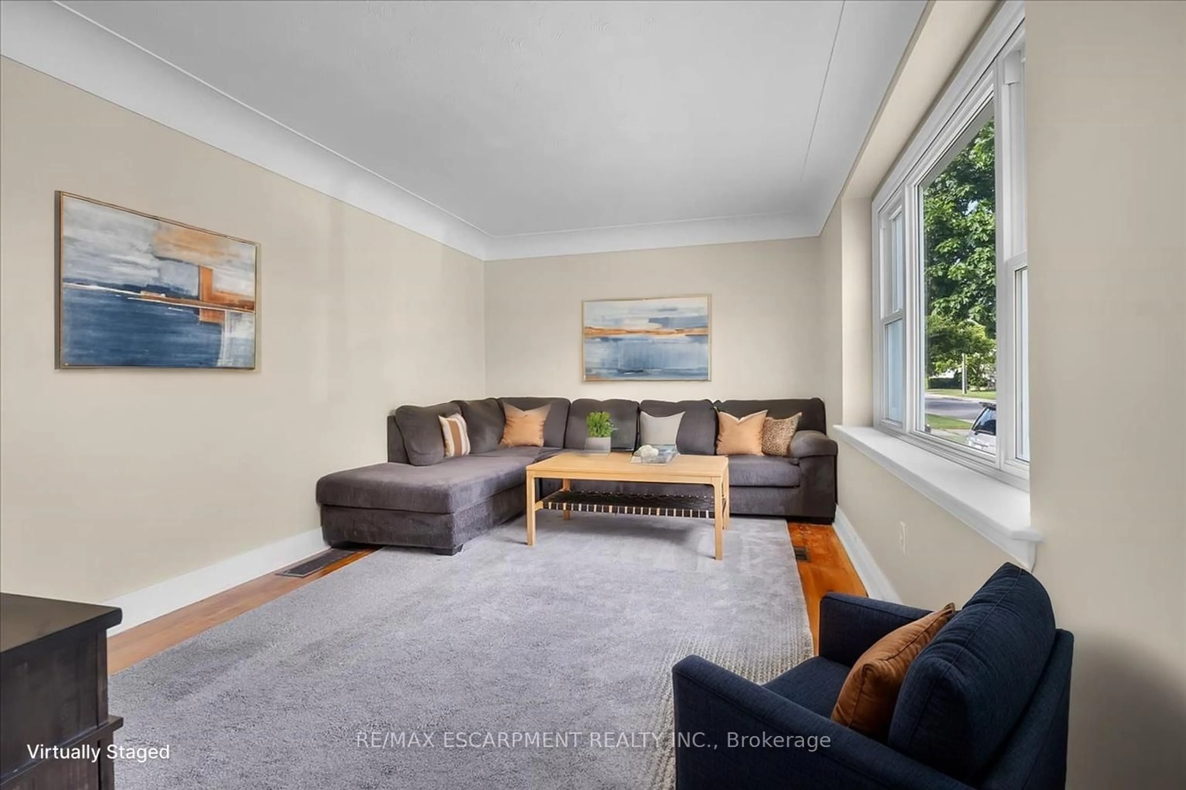 Living room with furniture, unknown for 128 East 39th St, Hamilton Ontario L8V 4H3